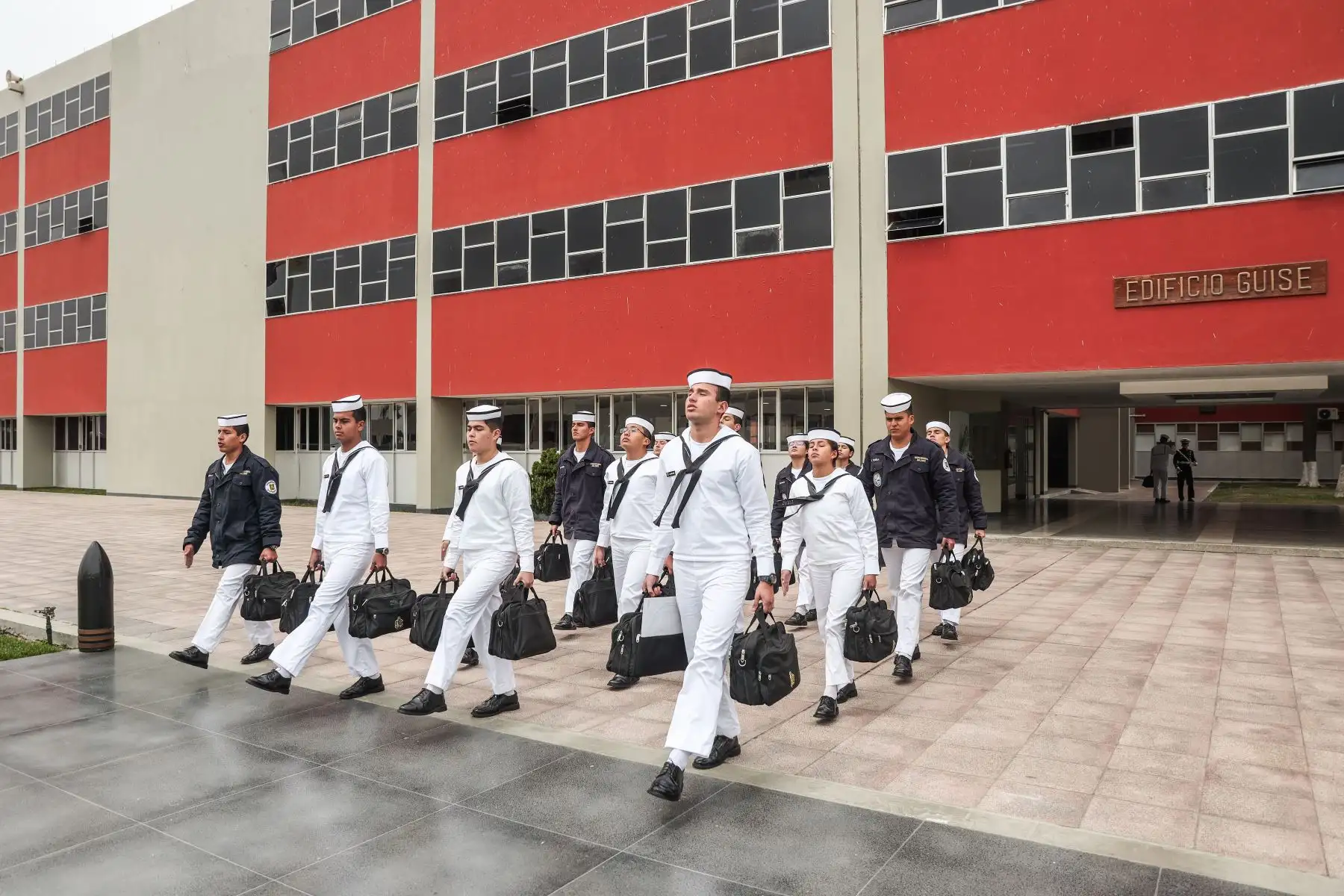 Cadetes aspirantes salen del Edificio Guise de la Escuela Naval. Foto: ANDINA/ Connie Calderon