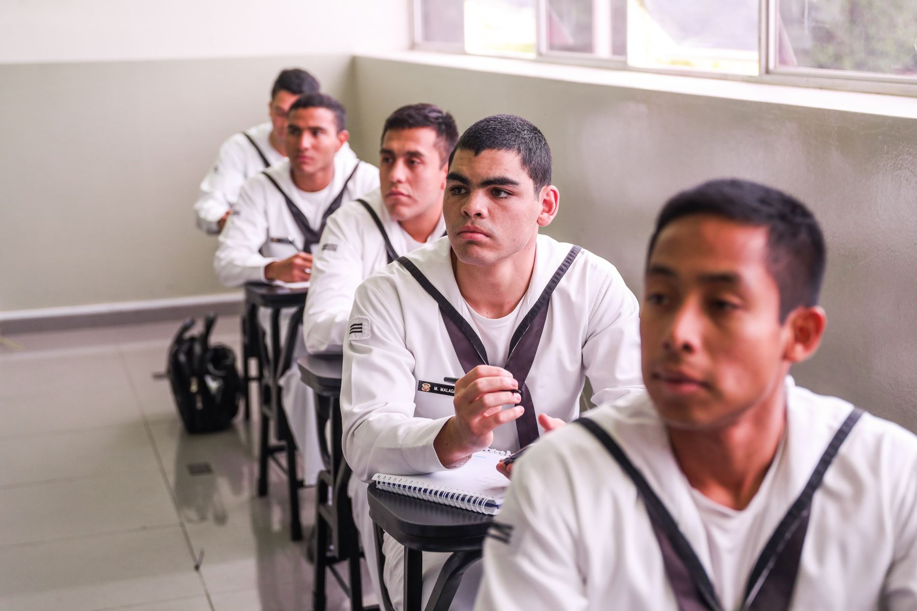 adetes de primer año de la Escuela Naval (ESNA) atienden sus clases y resuelven ejercicios encomendados por su profesor. Foto: ANDINA/ Connie Calderon