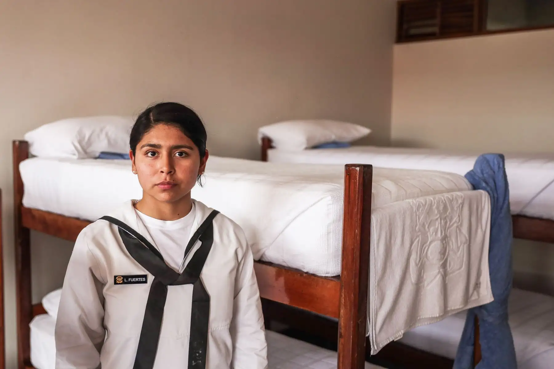 Cadete aspirante de la Escuela Naval (ESNA) luego de tender su cama en el dormitorio compartido con sus compañeras. Foto: ANDINA/ Connie Calderon