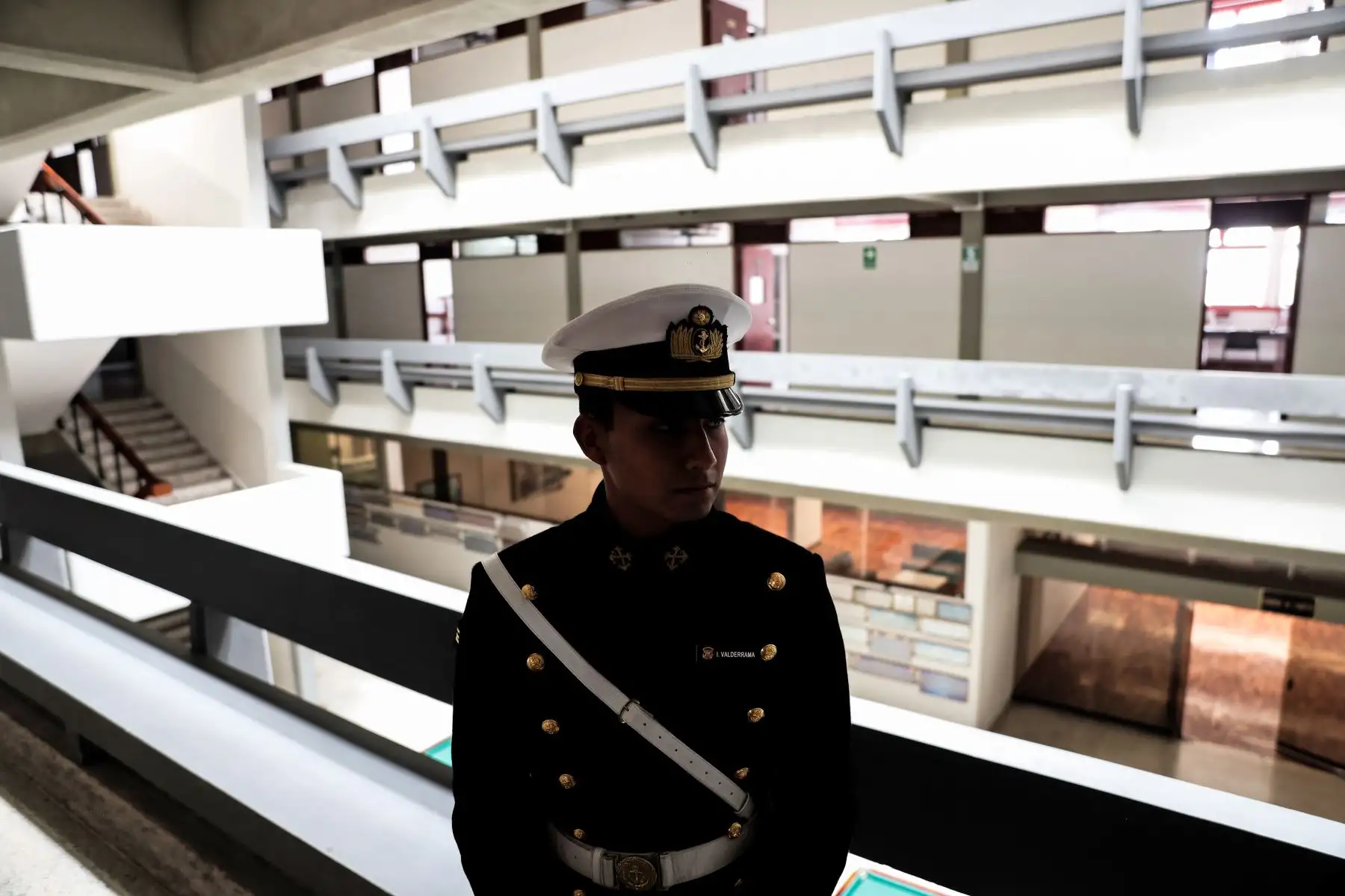 Cadete de guardia vigila los pasillos de la Escuela Naval. Foto: ANDINA/ Connie Calderon