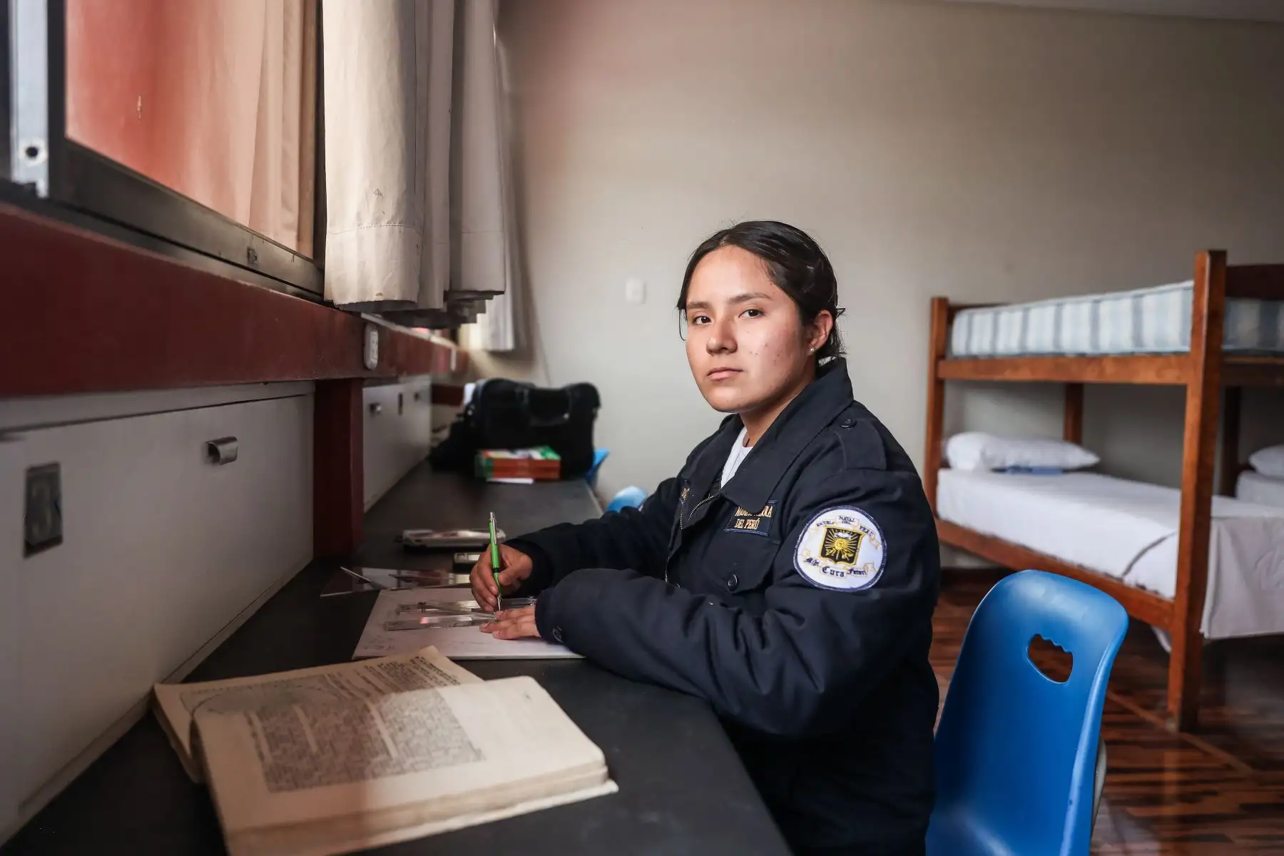 Cadete de la Escuela Naval (ESNA) avanza con sus deberes académicos en su dormitorio. Foto: ANDINA/ Connie Calderon