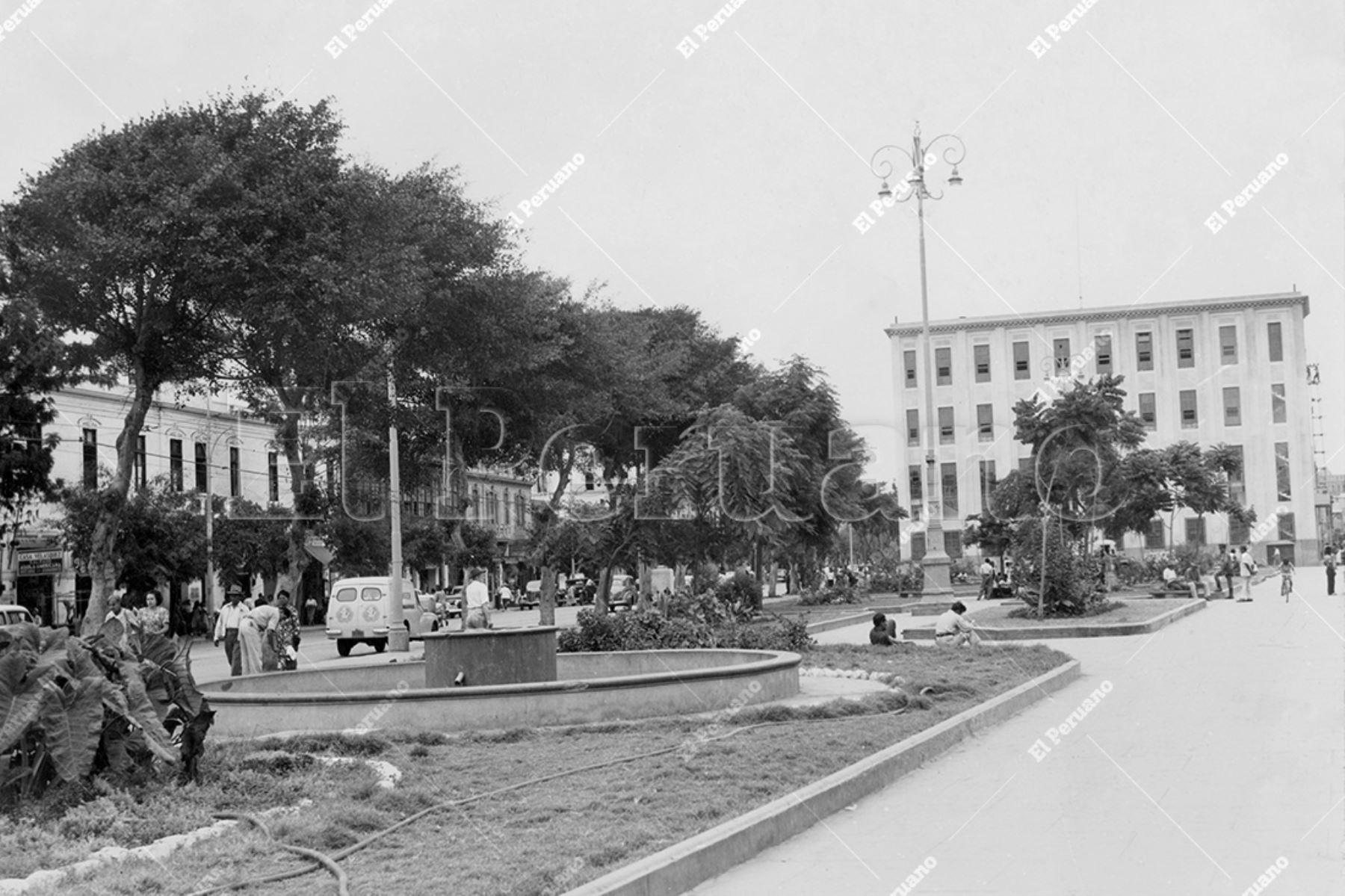 Callao - 1952 / Vista de la Plaza Casanave, conocida también como el Ovalo del Callao. Al fondo el edificio de la Compañía Nacional de Cerveza. Foto: Archivo Histórico de El Peruano