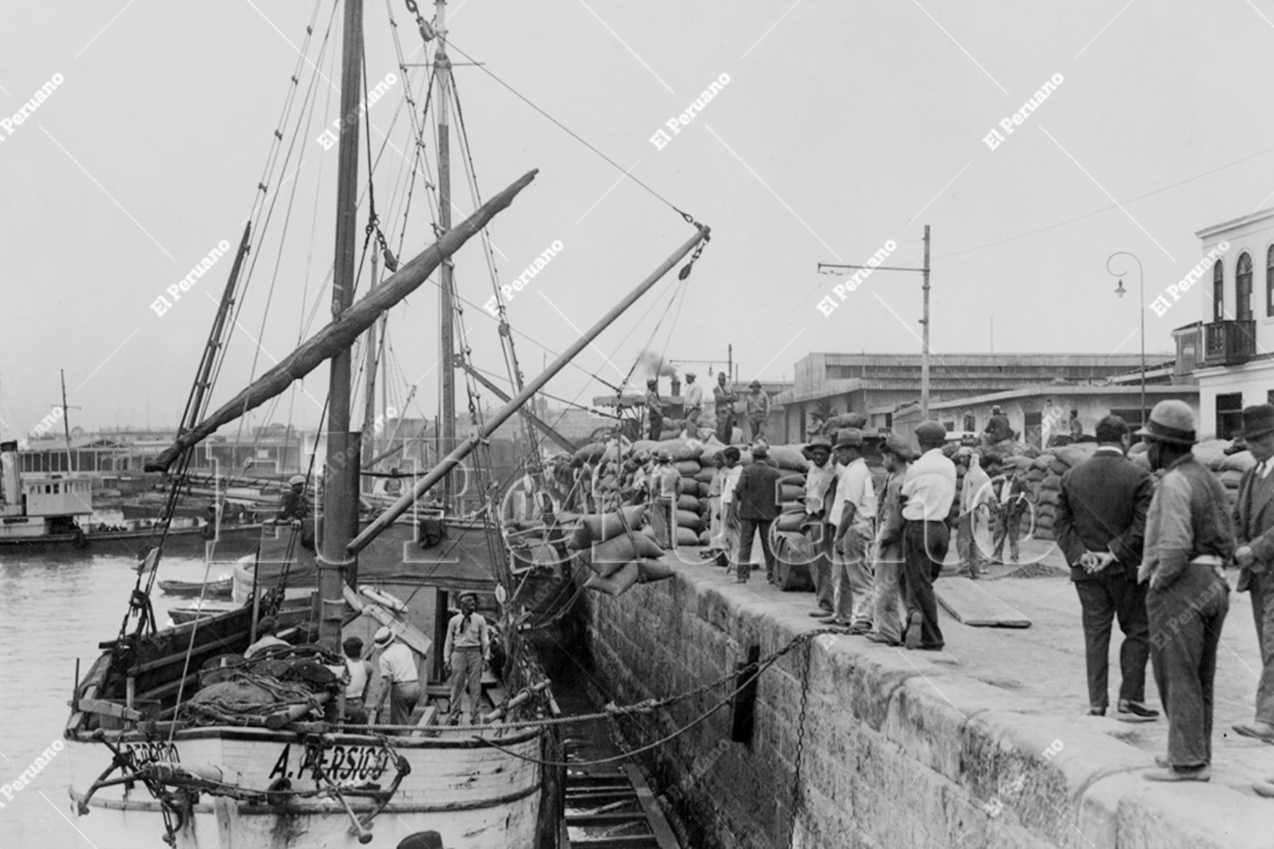 Callao - 1930 / Descarga de mercaderías en el muelle norte del puerto del Callao. Foto: Archivo Histórico de El Peruano