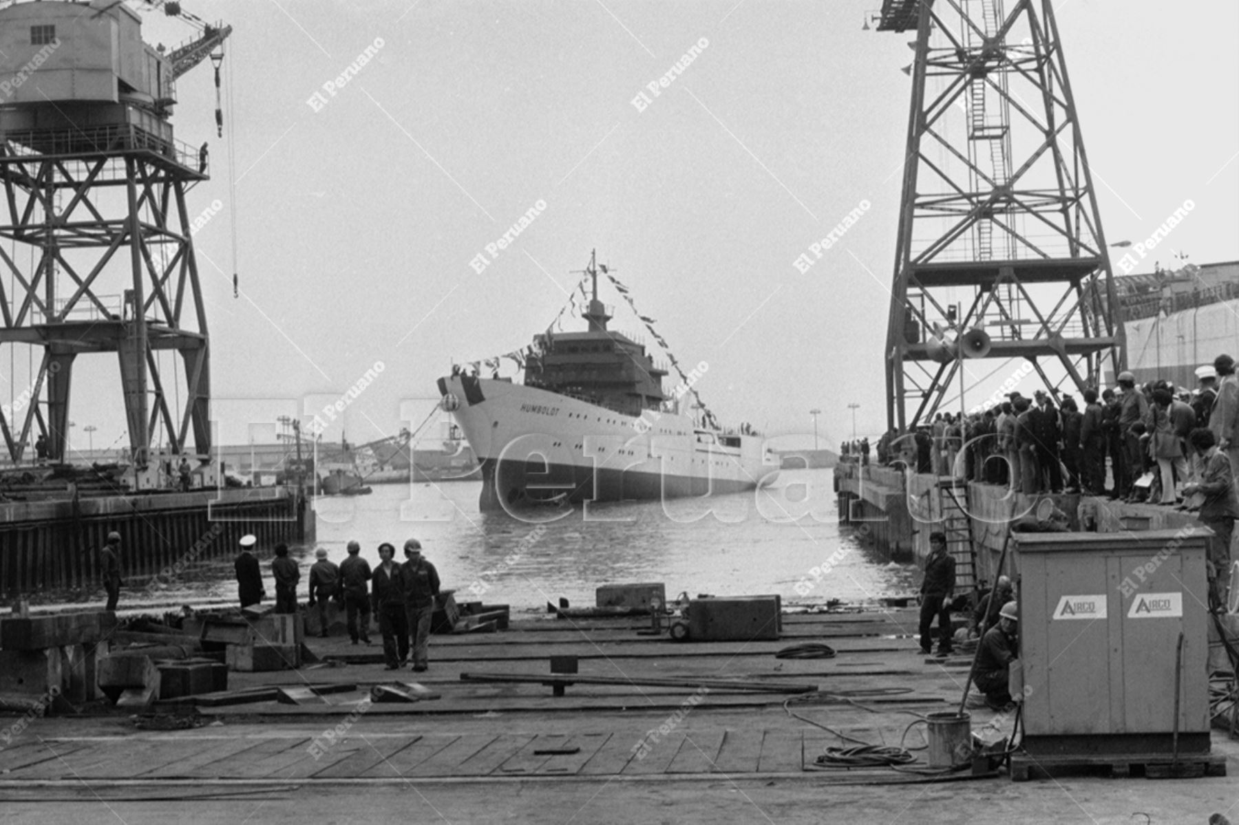 Callao - 13 octubre 1974 / Lanzamiento al mar el barco de investigación científica Humboldt, construido en los astilleros del Servicio Industrial de la Marina - SIMA Callao. Foto: Archivo Histórico de El Peruano / Virgilio Molero