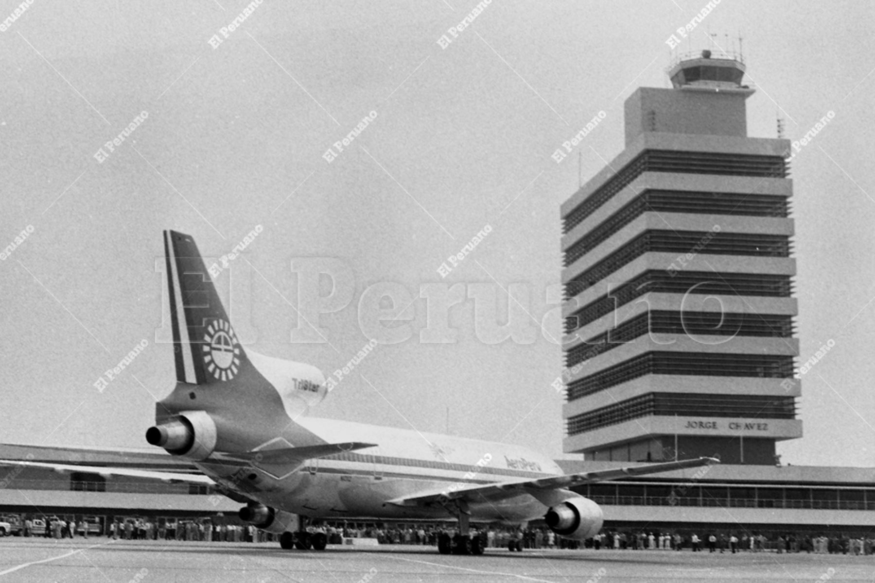 Callao - 15 diciembre 1978 / Avión "Tristar" de AeroPerú, bautizado con el nombre "Ciudad de Lima", en la explanada del Aeropuerto Internacional Jorge Chávez. Foto: Archivo Histórico de El Peruano / Bernabé Wong