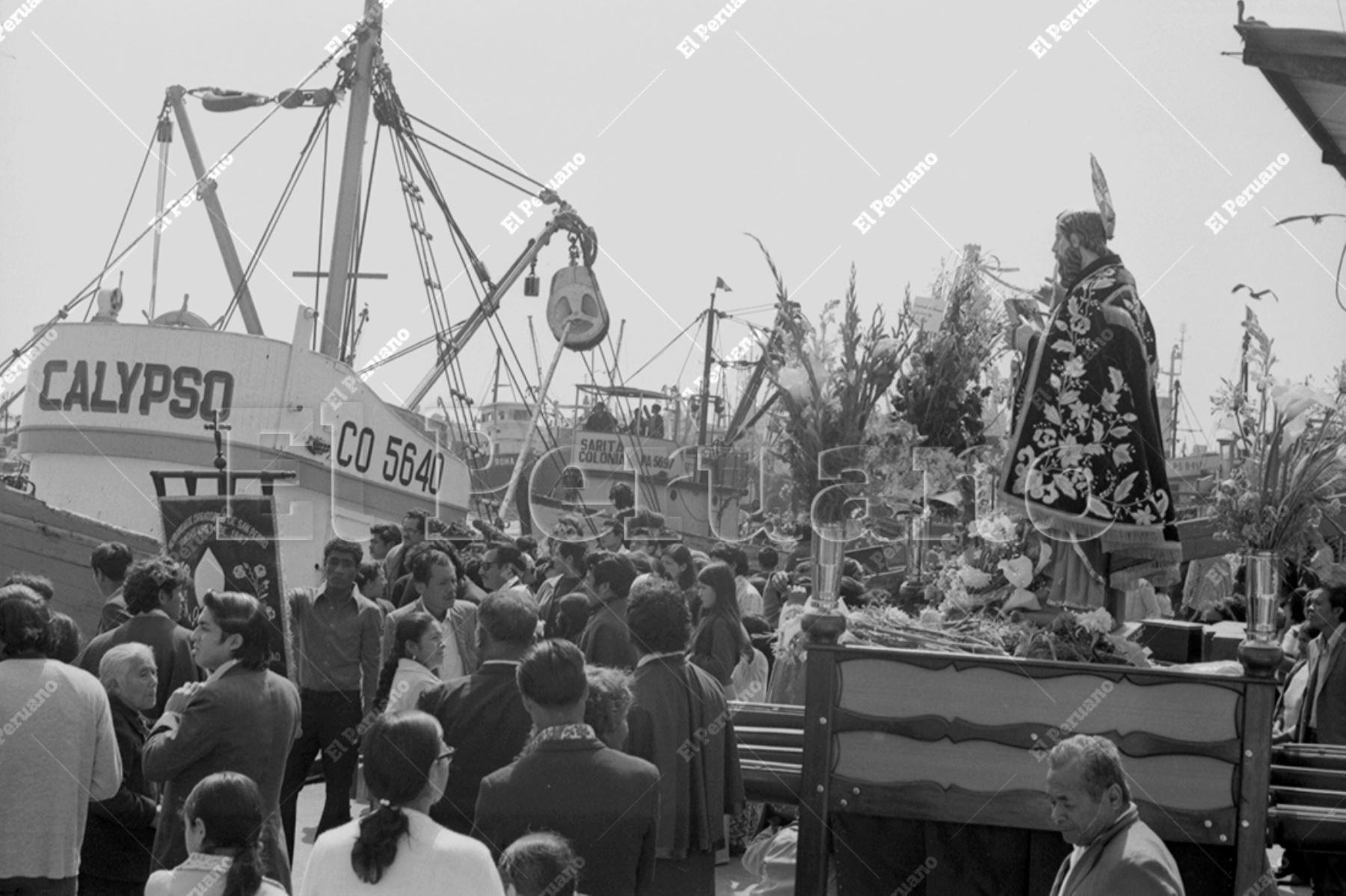 Callao- 29 junio 1975 / Procesión de San Pedro en el muelle de pescadores del Callao. Foto: Archivo Histórico de El Peruano / José Risco