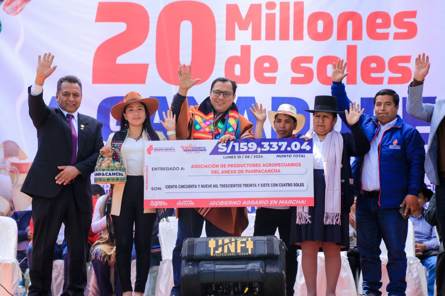 Ministro de la Producción, Sergio González, participó en la entrega de 20 millones de soles de cofinanciamiento a las Mypes de Huancavelica para impulsar su productividad. Foto: Cortesía.