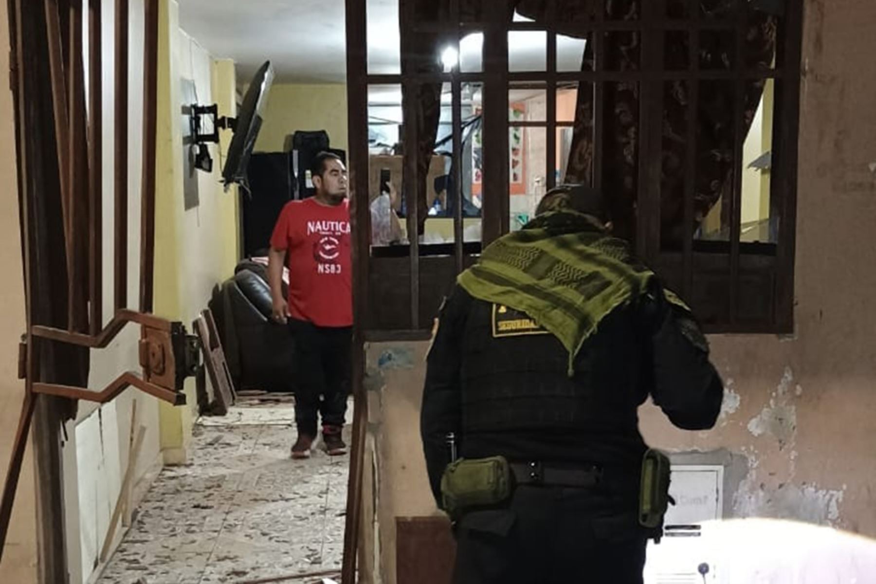 Agentes de la Policía Nacional llegaron hasta el lugar para constatar los daños y recoger las evidencias para iniciar la investigación en este presunto caso de extorsión que ha puesto en zozobra a los vecinos de La Rinconada, en Trujillo. Foto: ANDINA/Difusión