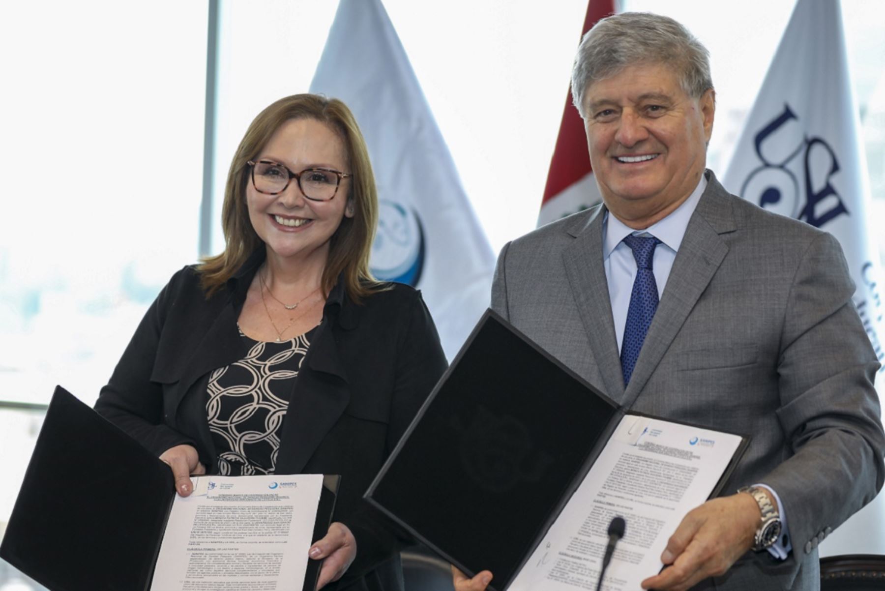 Presidenta ejecutiva del Sanipes, Mónica Saavedra Chumbe, y el fundador presidente de la Corporación Educativa San Ignacio de Loyola, Raúl Diez Canseco Terry, firmaron el convenio que permitirá capacitar 250 especialistas de Sanipes. Foto: Cortesía.