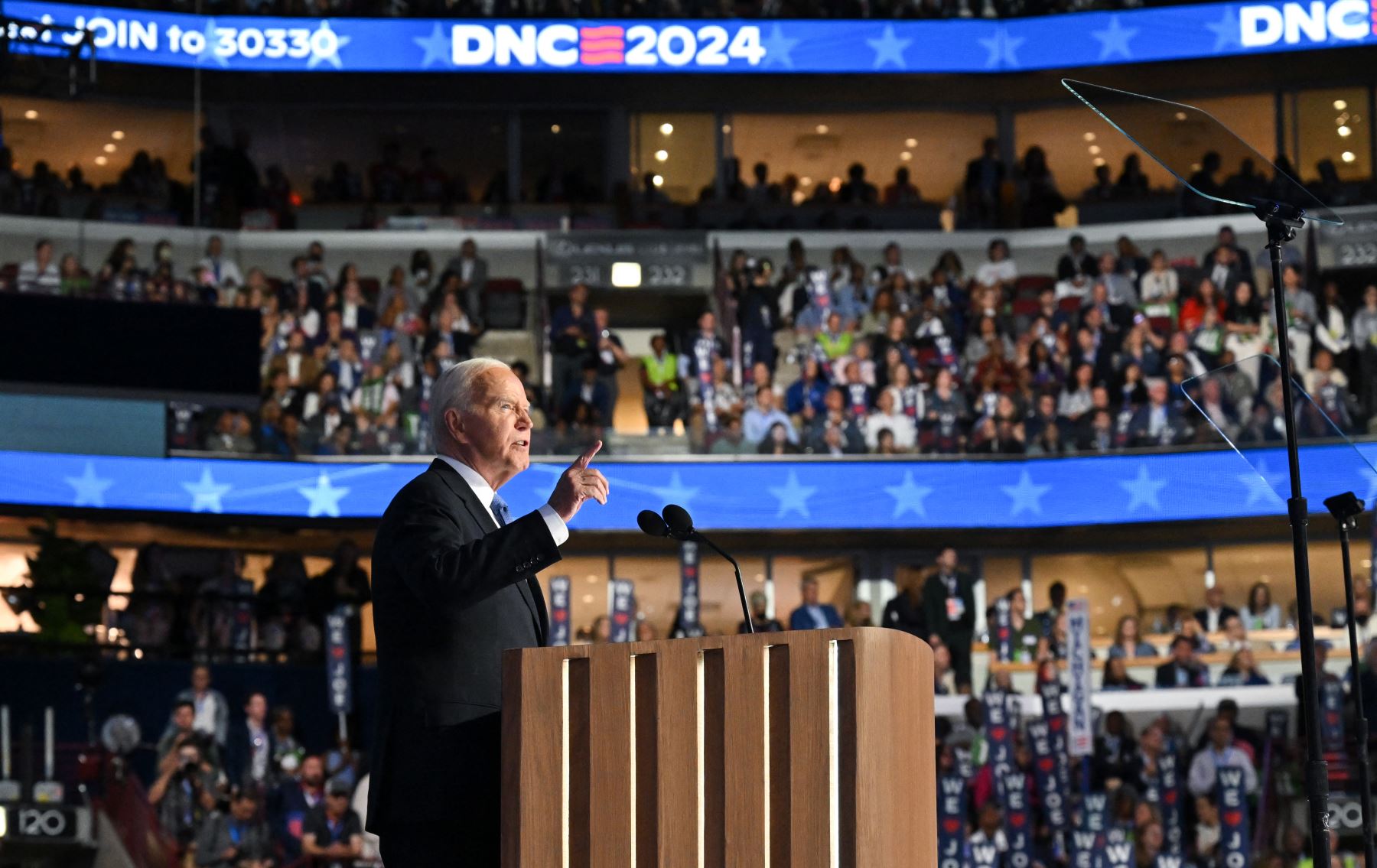 Biden fue recibido por los asistentes a la Convención Nacional Demócrata en Chicago con aplausos y gritos de "We love you Joe" (Te queremos, Joe). Foto: AFP