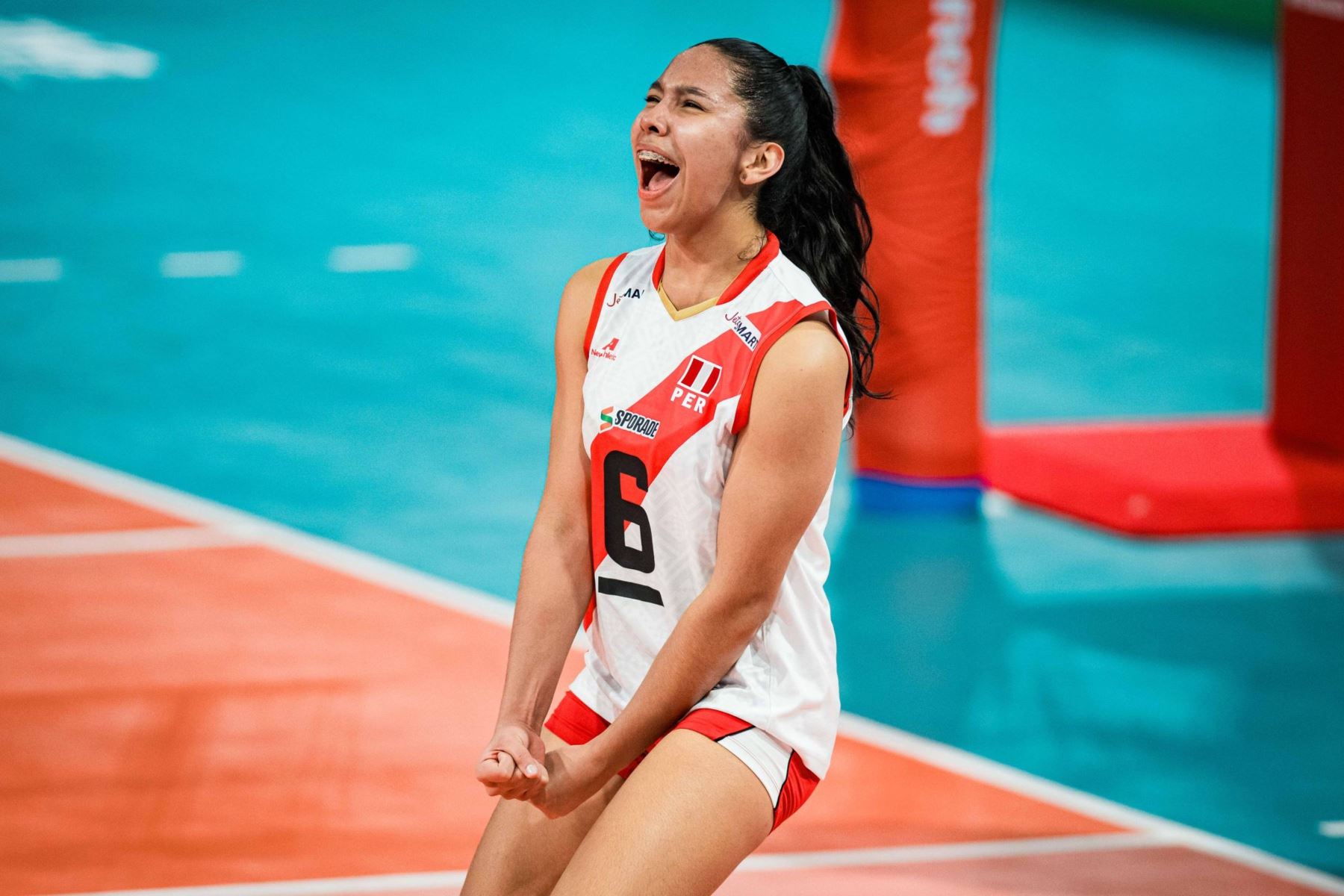 Ariana Vásquez celebrando el triunfo de Perú por 3-1 ante República Dominicana en el Mundial de Voleibol U17.