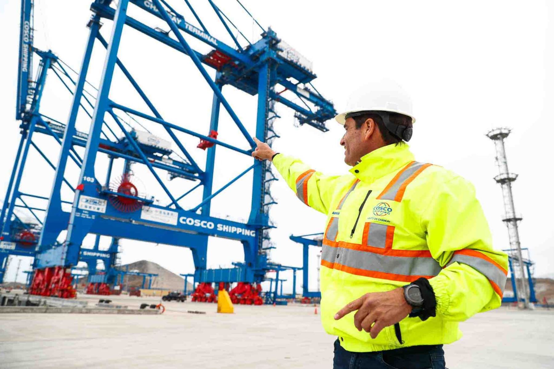 Mario de las Casas, gerente de Relaciones Institucionales de Cosco Shipping, nos muestra las grúas del Mega Puerto de Chancay, recientemente instaladas en los muelles 1, 2, 3 y 4. Foto: ANDINA / Daniel Bracamonte