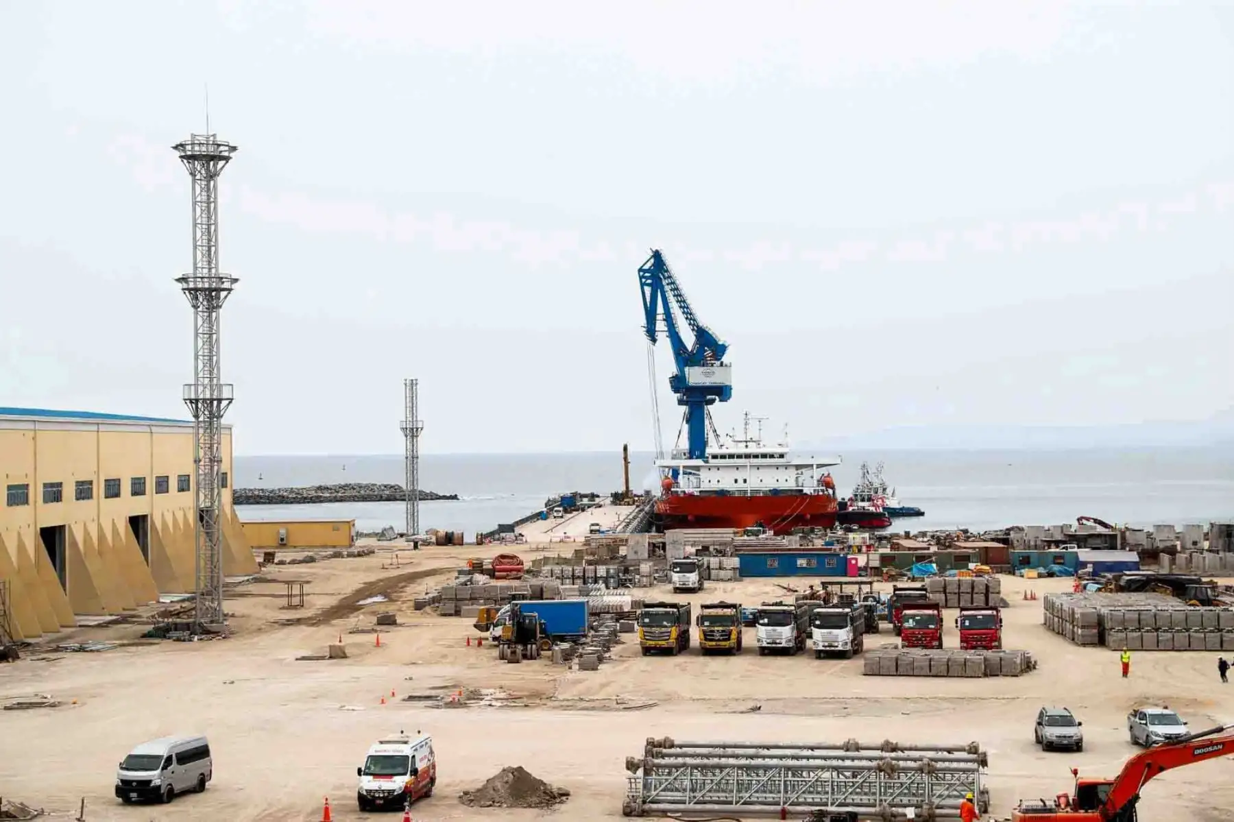 El Mega Puerto de Chancay, construido con financiación china, ya superó el 90% de ejecución de obras de construcción, y se tiene previsto inaugurar su primera etapa en quincena de noviembre, en el marco del foro APEC Perú 2024. Foto: ANDINA / Daniel Bracamonte