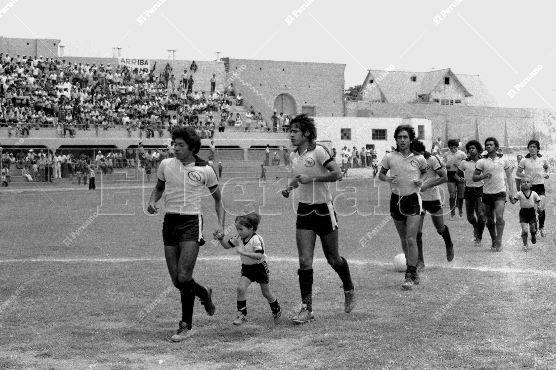 Lima - 4 enero 1981 / Capitaneado por Pedro Requena, Sport Boys salta al campo del estadio Telmo Carbajo para enfrentar al Melgar  por el torneo descentralizado. Foto: Archivo Histórico de El Peruano / Rómulo Luján