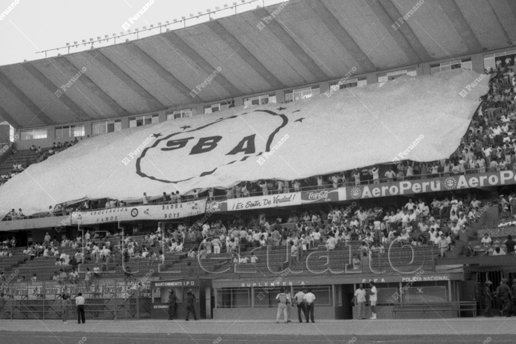 Lima - 3 febrero 1992 / La leal y poderosa barra Vamos Boys cubre la tribuna occidente alta del Estadio Nacional con una enorme bandera antes del partido por el título entre Sport Boys y Universitario de Deportes. Foto: Archivo Histórico de El Peruano / Onésimo Bottoni