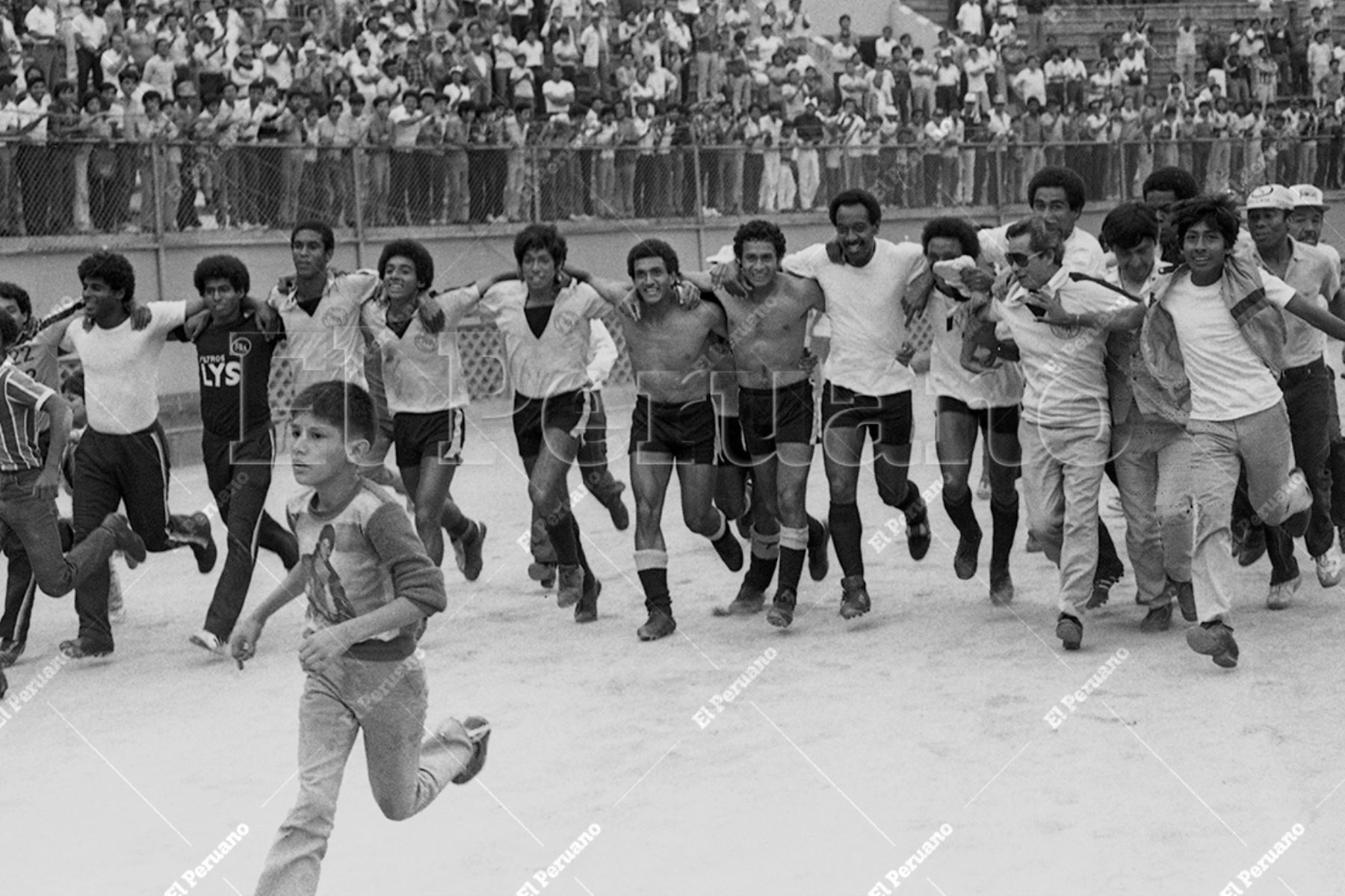 Lima - 23 diciembre 1984 / Los jugadores del Sport Boys del Callao  celebran el sexto título del cuadro rosado dando la vuelta olímpica en el Estadio Nacional. Foto: Archivo Histórico de El Peruano / Víctor Medina