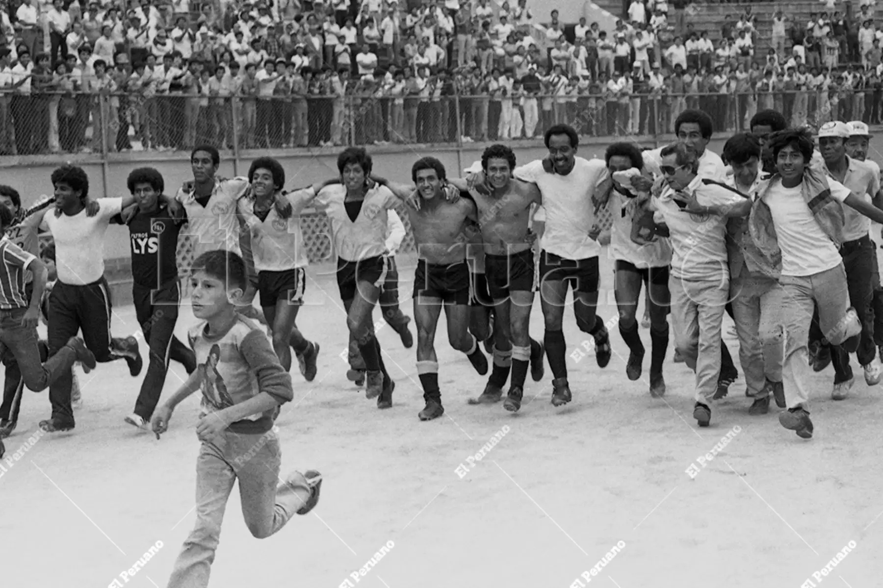 Lima - 23 diciembre 1984 / Los jugadores del Sport Boys del Callao  celebran el sexto título del cuadro rosado dando la vuelta olímpica en el Estadio Nacional. Foto: Archivo Histórico de El Peruano / Víctor Medina
