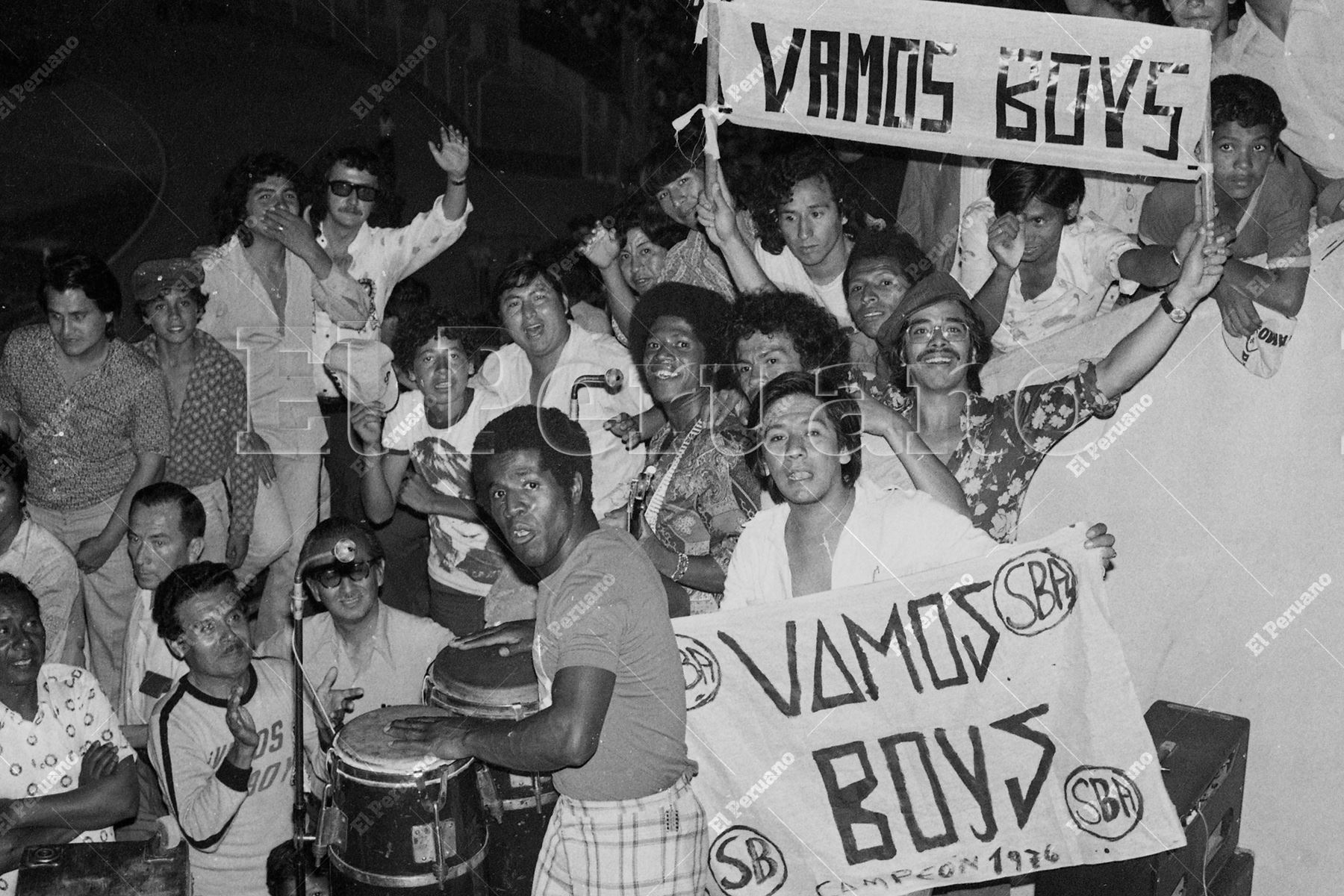 Lima - 4 enero 1977 / Entusiasta barra del Sport Boys del Callao en el Estadio Nacional en la final del torneo descentralizado 1976 entre el cuadro porteño y Unión Huaral. Foto: Archivo Histórico de El Peruano / Rómulo Luján