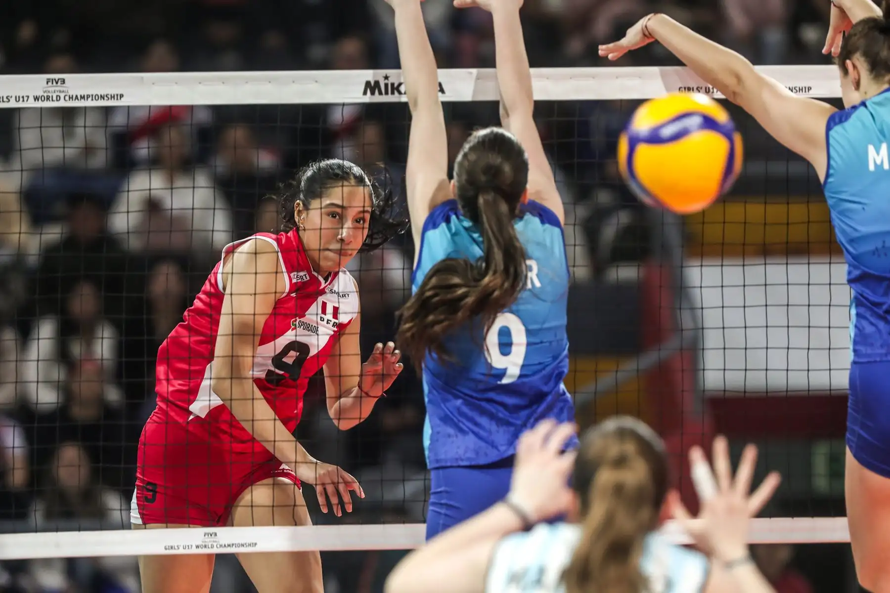 La selección peruana de vóley sub 17 se enfrenta a la selección argentina en por su pase a los cuartos de final en Mundial de Vóley sub 17 2024. 
Foto: ANDINA/ Connie Calderon