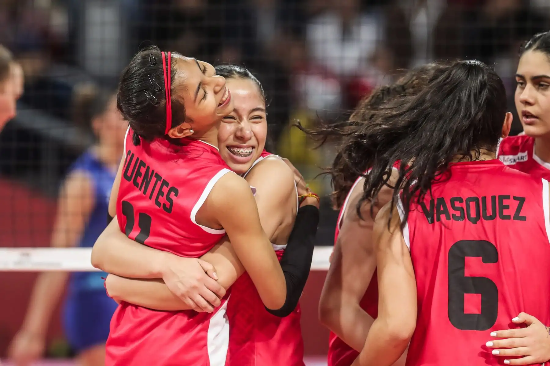 La selección peruana de vóley sub 17 se enfrenta a la selección argentina en por su pase a los cuartos de final en Mundial de Vóley sub 17 2024. 
Foto: ANDINA/ Connie Calderon
