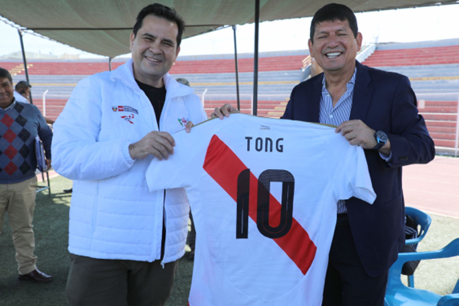 El presidente del IPD, Federico Tong, aseguró que las obras en los estadios Mariano Melgar y Umacollo de Arequipa empezarán en setiembre. Foto: IPD