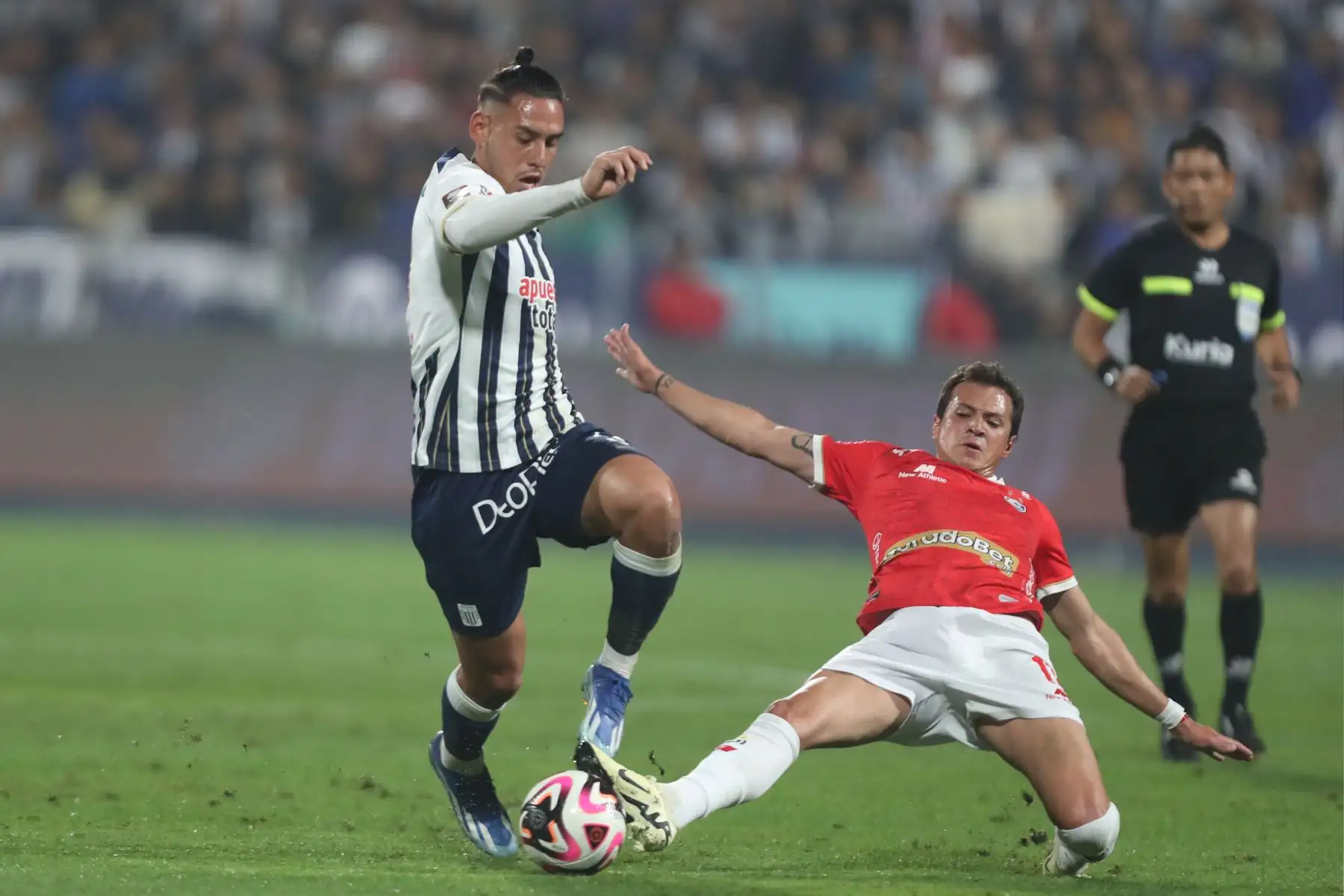 Cienciano y Alianza Lima se enfrentan por la octava fecha del Torneo Clausura Liga 1 2024 en el Estadio Alejandro Villanueva. En la imagen, el jugador de Alianza Lima, Erick Noriega.
Foto: ANDINA
