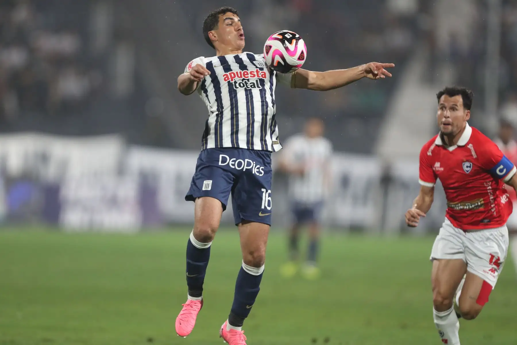 Cienciano y Alianza Lima se enfrentan por la octava fecha del Torneo Clausura Liga 1 2024 en el Estadio Alejandro Villanueva. 
Foto: ANDINA / Lino Chipana.