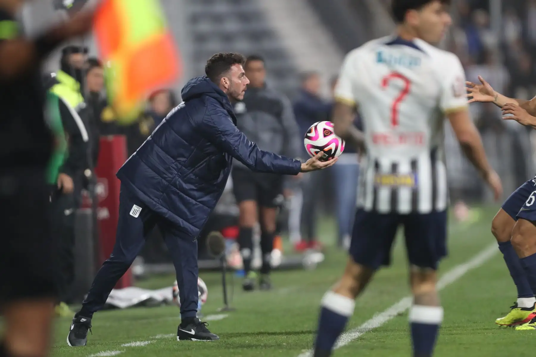 Cienciano y Alianza Lima se enfrentan por la octava fecha del Torneo Clausura Liga 1 2024 en el Estadio Alejandro Villanueva. En la imagen, el entrenador  de Alianza Lima, Mariano Soso.
Foto: ANDINA / Lino Chipana.