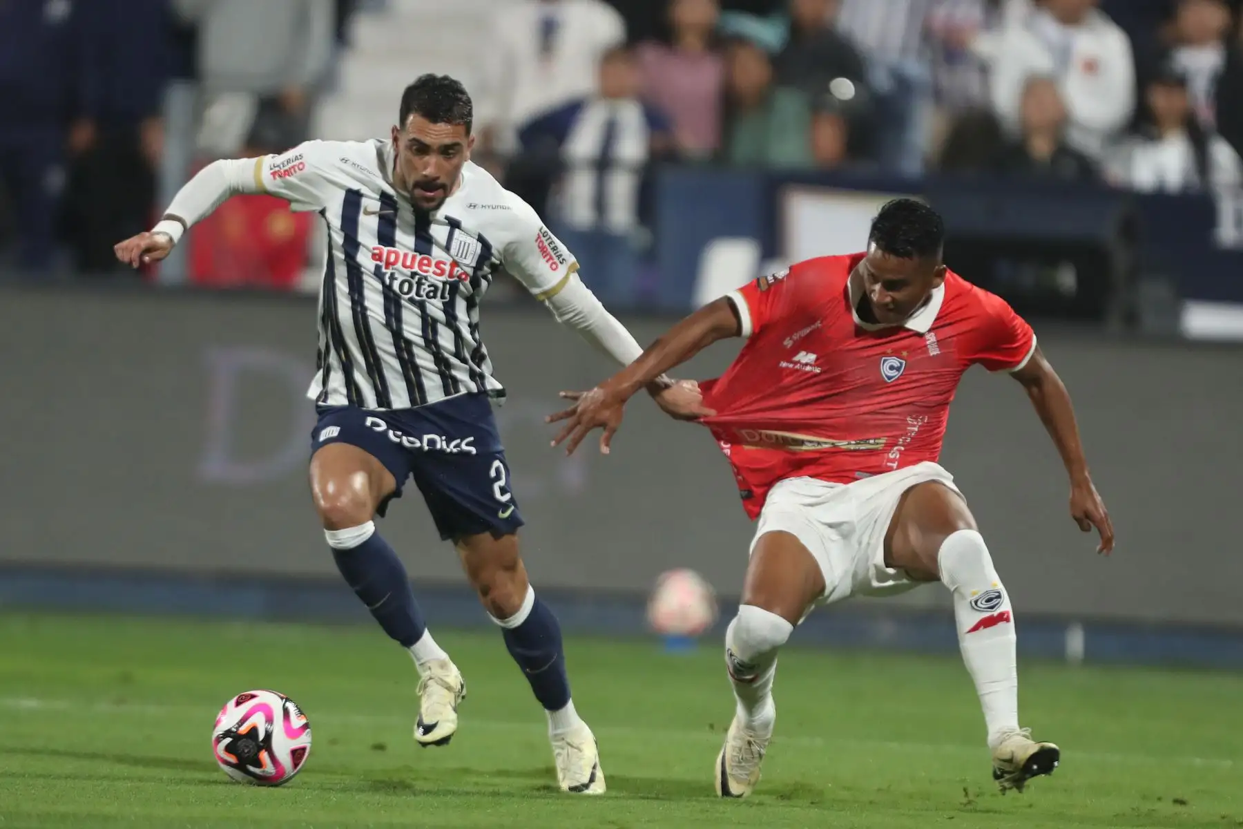 Cienciano y Alianza Lima se enfrentan por la octava fecha del Torneo Clausura Liga 1 2024 en el Estadio Alejandro Villanueva. En la imagen, el jugador de Alianza Lima, Juan Pablo Freytes.
Foto: ANDINA / Lino Chipana.