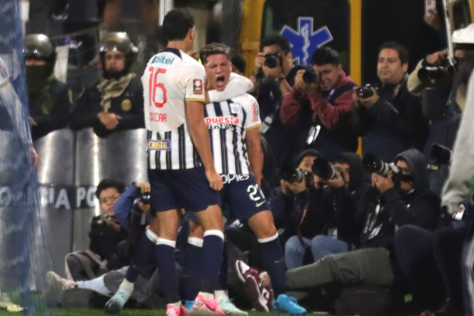 Alianza Lima celebra el gol de Catriel Cabellos. Foto: ANDINA