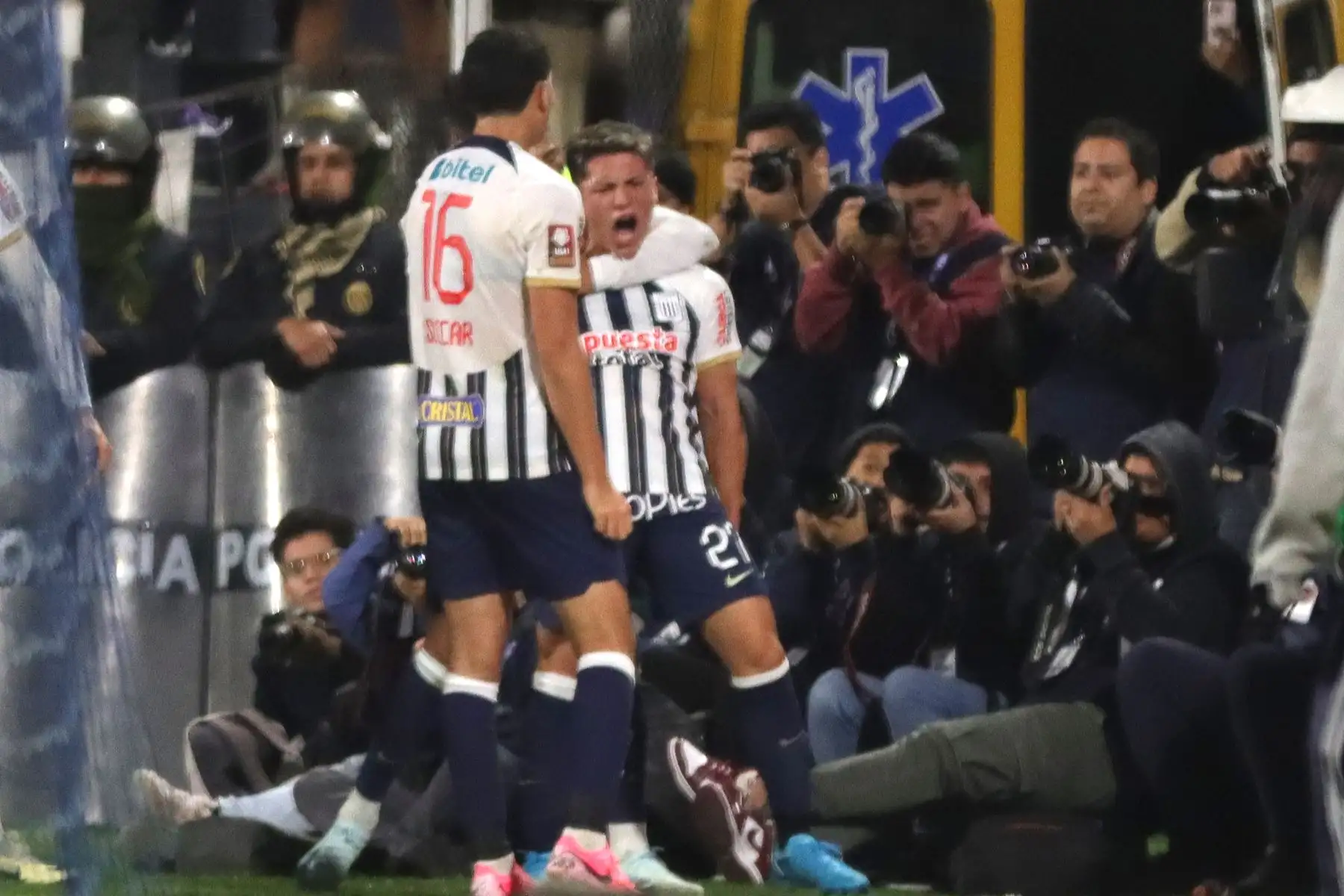 Cienciano y Alianza Lima se enfrentan por la octava fecha del Torneo Clausura Liga 1 2024 en el Estadio Alejandro Villanueva. En la imagen, el jugador de Alianza Lima, Catriel Cabellos, celebra su gol.
Foto: ANDINA / Lino Chipana.