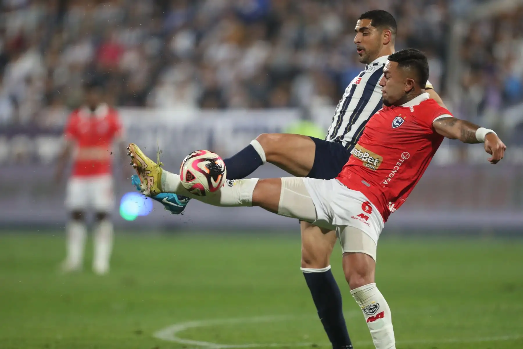 Cienciano y Alianza Lima se enfrentan por la octava fecha del Torneo Clausura Liga 1 2024 en el Estadio Alejandro Villanueva. En la imagen, el jugador de Alianza Lima, Pablo Sabbag.
Foto: ANDINA / Lino Chipana.