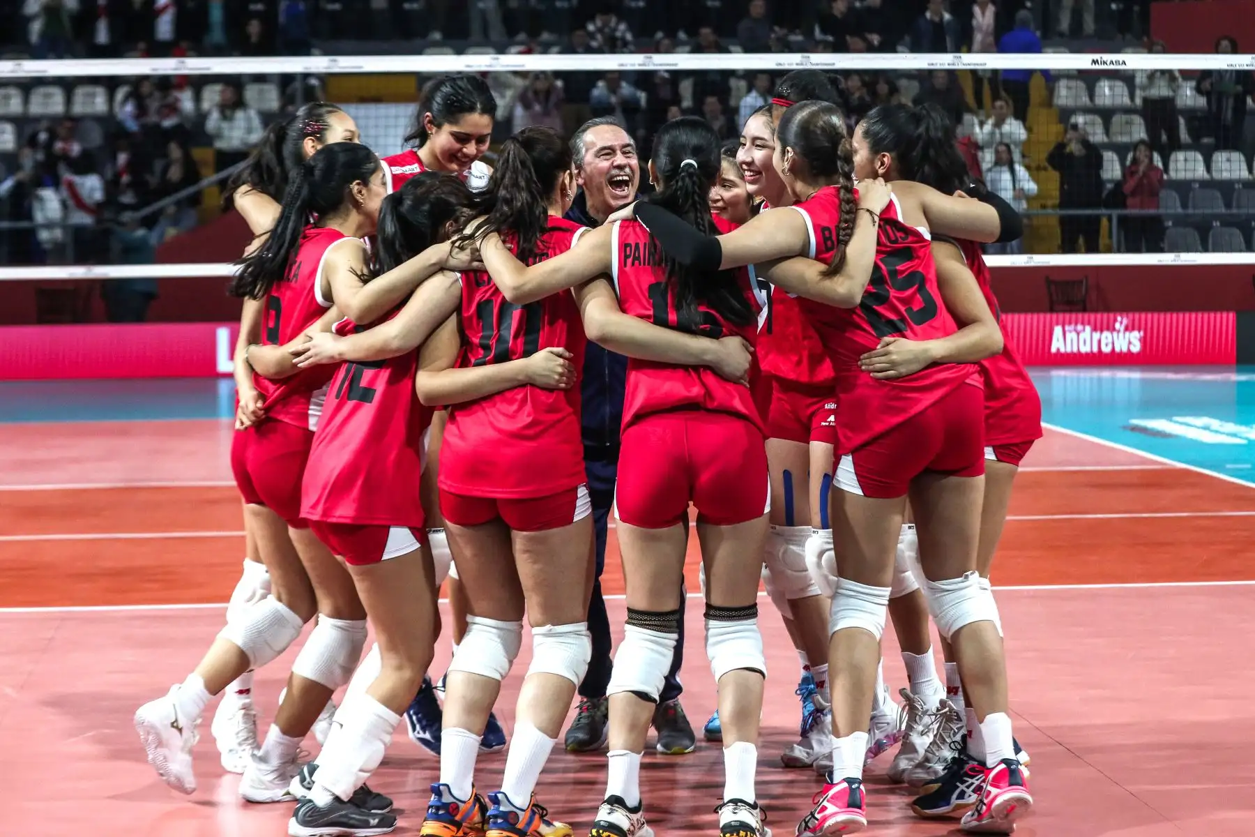 Tras un reñido partido, la selección peruana de vóley sub 17 se impone ante Argentina y consigue su pase a cuartos de final. 
Foto: ANDINA/ Connie Calderon
