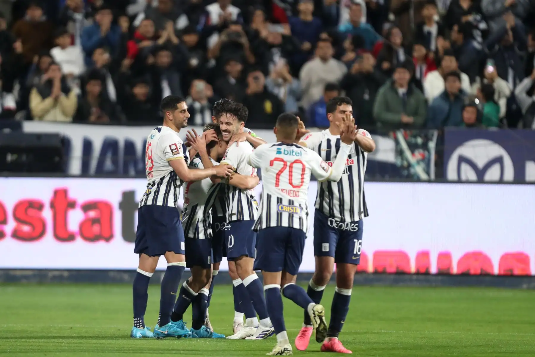 Cienciano y Alianza Lima se enfrentan por la octava fecha del Torneo Clausura Liga 1 2024 en el Estadio Alejandro Villanueva. En la imagen, el jugador de Alianza Lima, Catriel Cabellos, celebra su gol.
Foto: ANDINA / Lino Chipana.