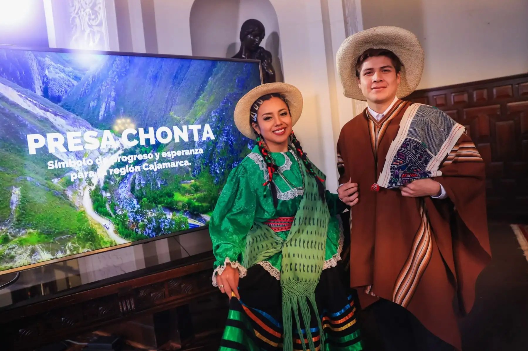 La Presidenta de la República, Dina Boluarte, lidera la firma del convenio de cooperación interinstitucional para el desarrollo de proyecto de la presa Chonta, en Cajamarca. Foto: ANDINA/Prensa Presidencia