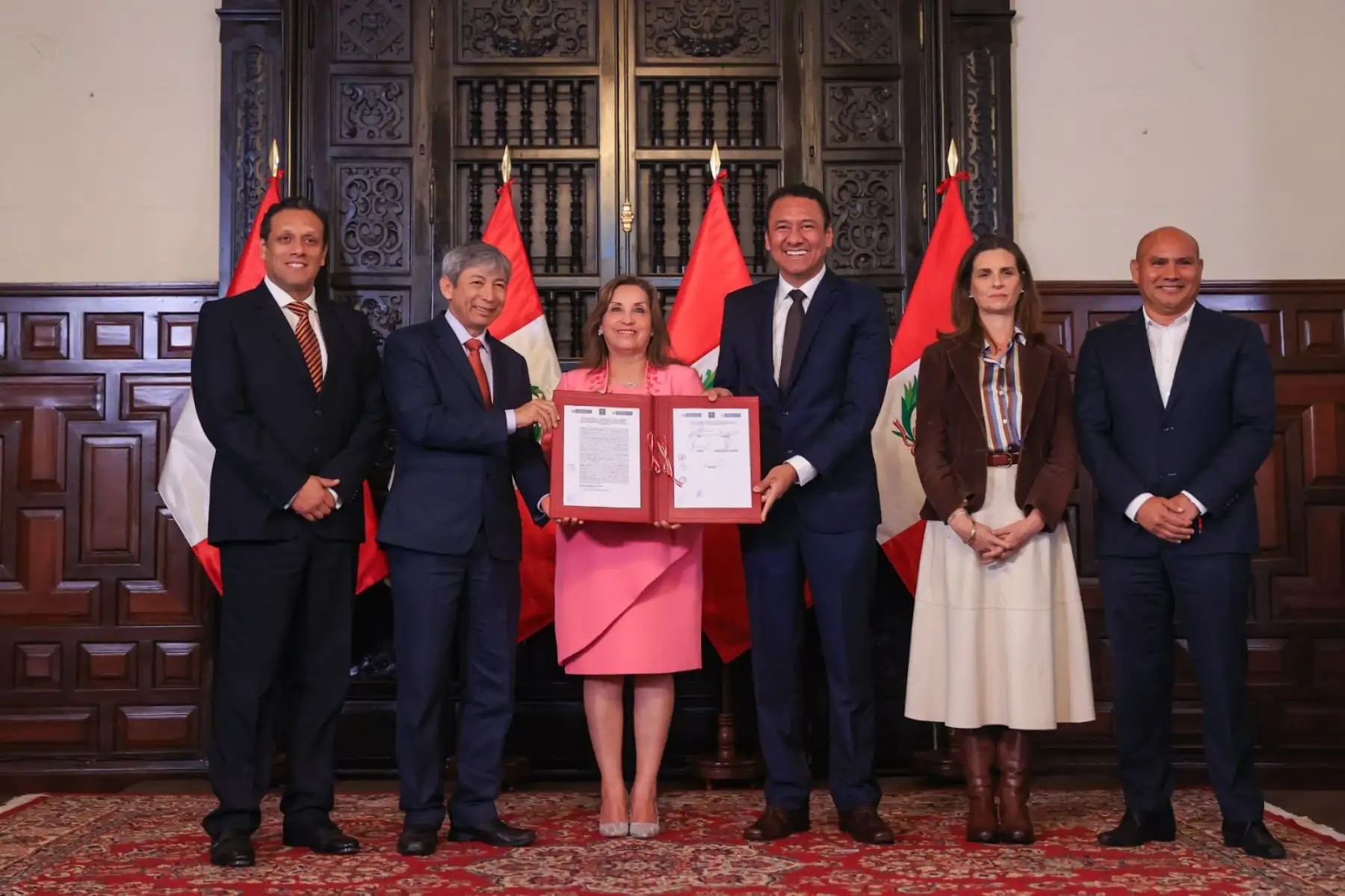 La Presidenta de la República, Dina Boluarte, lidera la firma del convenio de cooperación interinstitucional para el desarrollo de proyecto de la presa Chonta, en Cajamarca. Foto: ANDINA/Prensa Presidencia