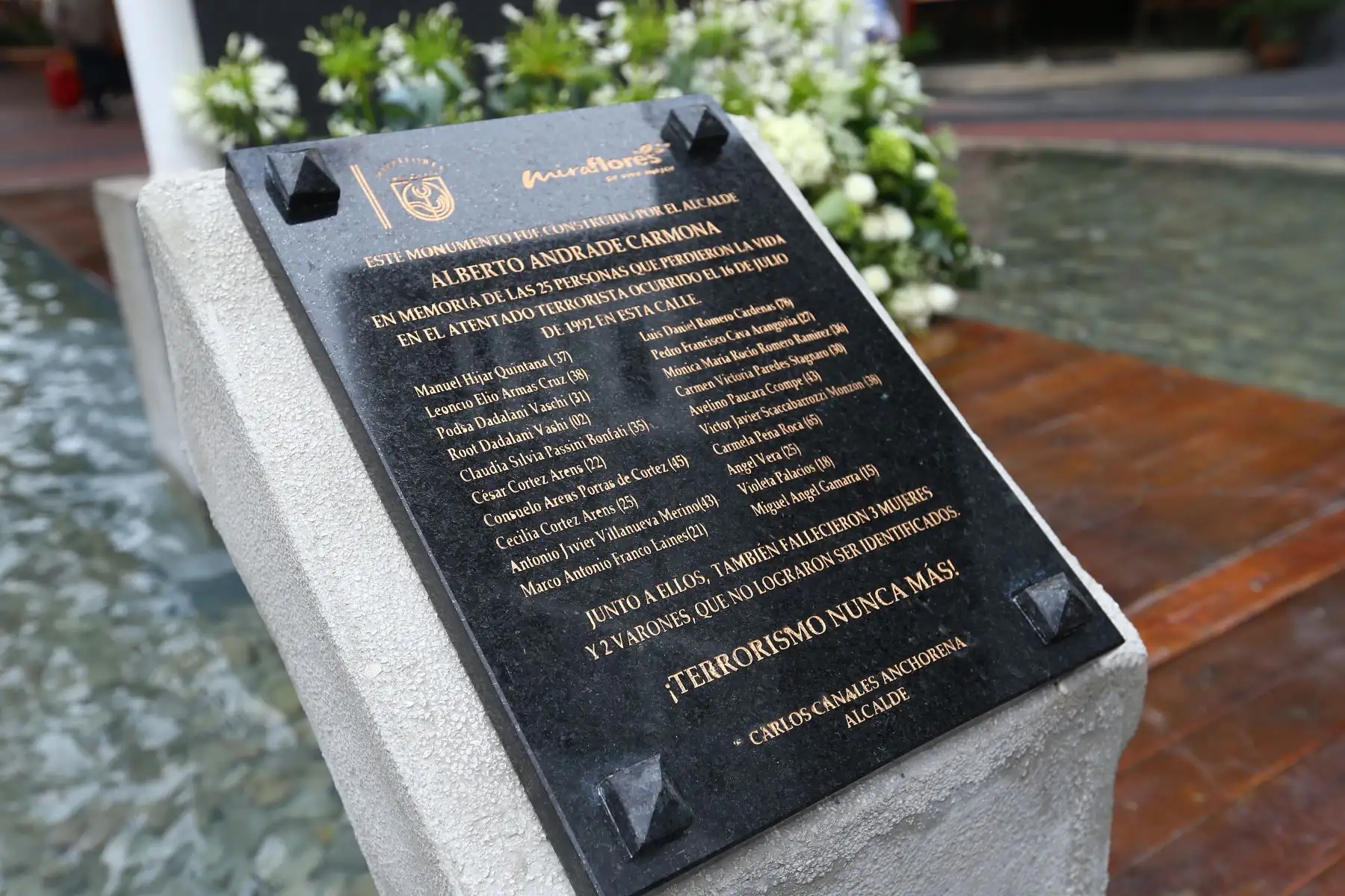La municipalidad de Miraflores organizó evento recordatorio por el Día Internacional de Conmemoración y Homenaje a las Víctimas del Terrorismo, en el que se develó una placa que, a pedido de los familiares, recuerda con nombre propio a las víctimas fallecidas en el atentado terrorista ocurrido en la calle Tarata de Miraflores, el 16 de julio de 1992.
Foto: ANDINA/Eddy Ramos