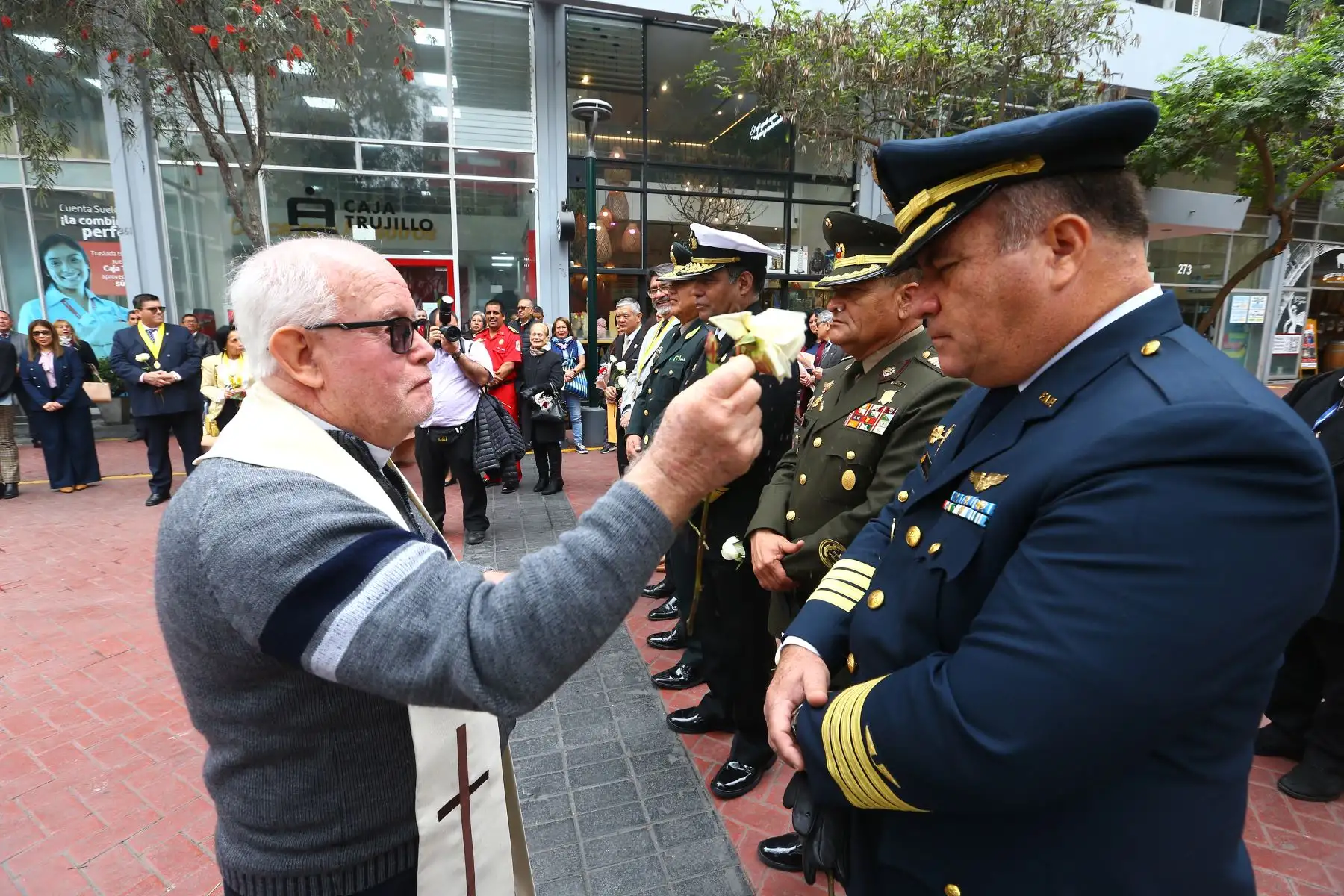 La municipalidad de Miraflores organizó evento recordatorio por el Día Internacional de Conmemoración y Homenaje a las Víctimas del Terrorismo, en el que se develó una placa que, a pedido de los familiares, recuerda con nombre propio a las víctimas fallecidas en el atentado terrorista ocurrido en la calle Tarata de Miraflores, el 16 de julio de 1992.
Foto: ANDINA/Eddy Ramos