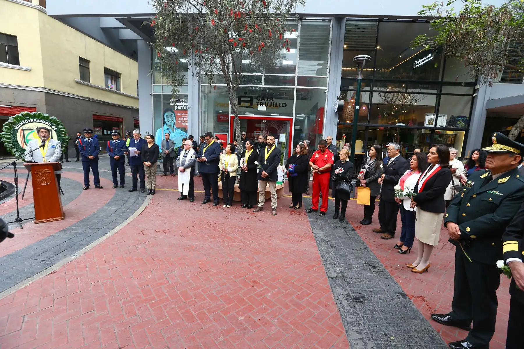 La municipalidad de Miraflores organizó evento recordatorio por el Día Internacional de Conmemoración y Homenaje a las Víctimas del Terrorismo, en el que se develó una placa que, a pedido de los familiares, recuerda con nombre propio a las víctimas fallecidas en el atentado terrorista ocurrido en la calle Tarata de Miraflores, el 16 de julio de 1992.
Foto: ANDINA/Eddy Ramos