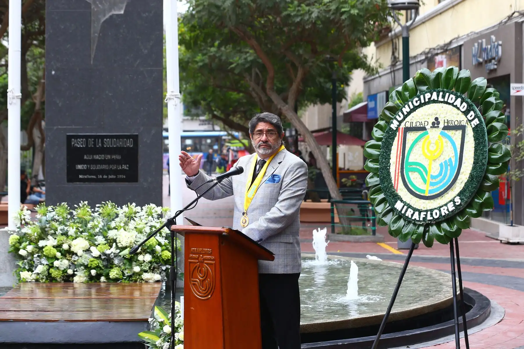 La municipalidad de Miraflores organizó evento recordatorio por el Día Internacional de Conmemoración y Homenaje a las Víctimas del Terrorismo, en el que se develó una placa que, a pedido de los familiares, recuerda con nombre propio a las víctimas fallecidas en el atentado terrorista ocurrido en la calle Tarata de Miraflores, el 16 de julio de 1992.
Foto: ANDINA/Eddy Ramos