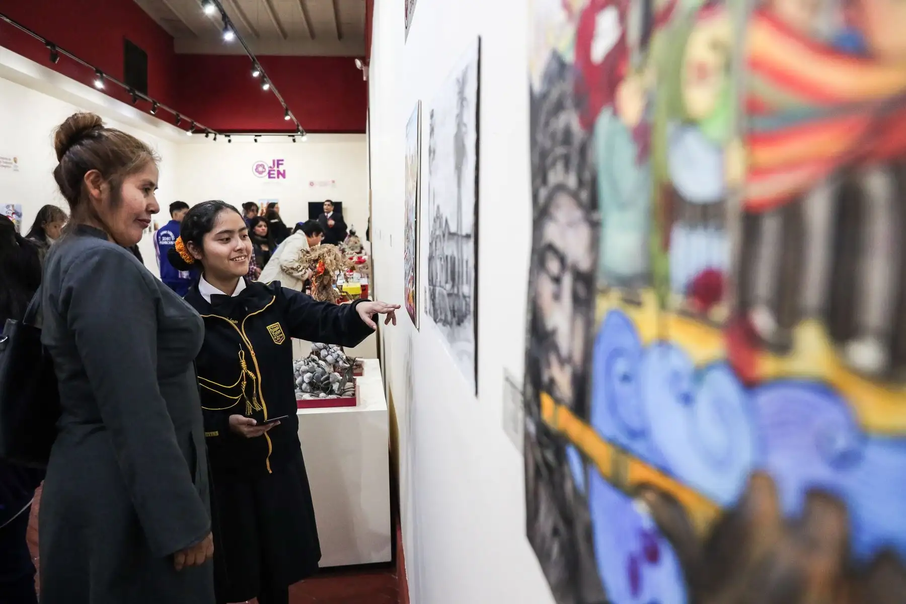 Alumnos recorren la muestra de proyectos finalistas de los JFEN "Edición Bicentenario”. 
Foto: ANDINA/ Connie Calderón