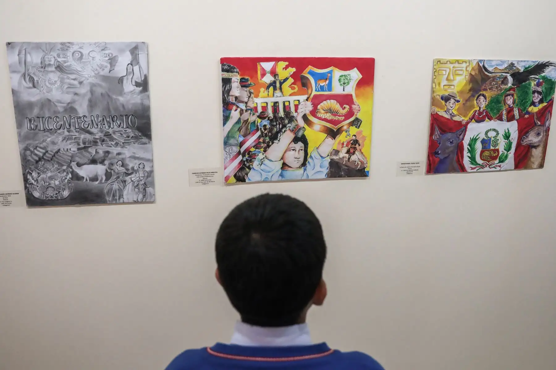 Alumnos recorren la muestra de proyectos finalistas de los JFEN "Edición Bicentenario”. 
Foto: ANDINA/ Connie Calderón