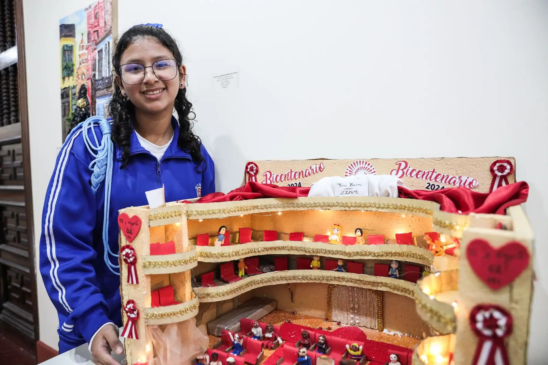 Alumna muestra con orgullo su proyecto durante la inauguración de los Juegos Florales Escolares 2024. 
Foto: ANDINA/ Connie Calderón