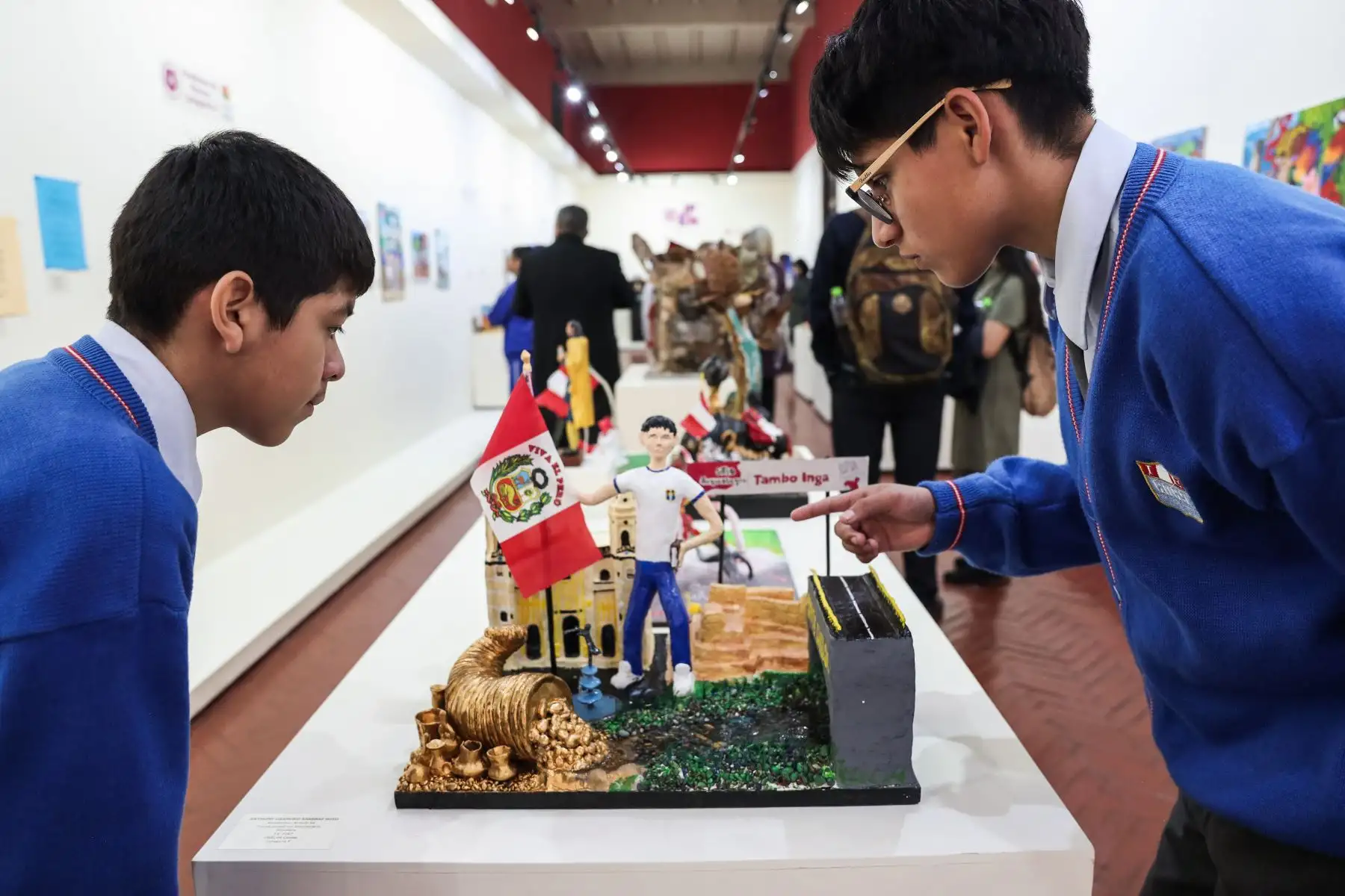 Alumnos recorren la muestra de proyectos finalistas de los JFEN "Edición Bicentenario”. 
Foto: ANDINA/ Connie Calderón