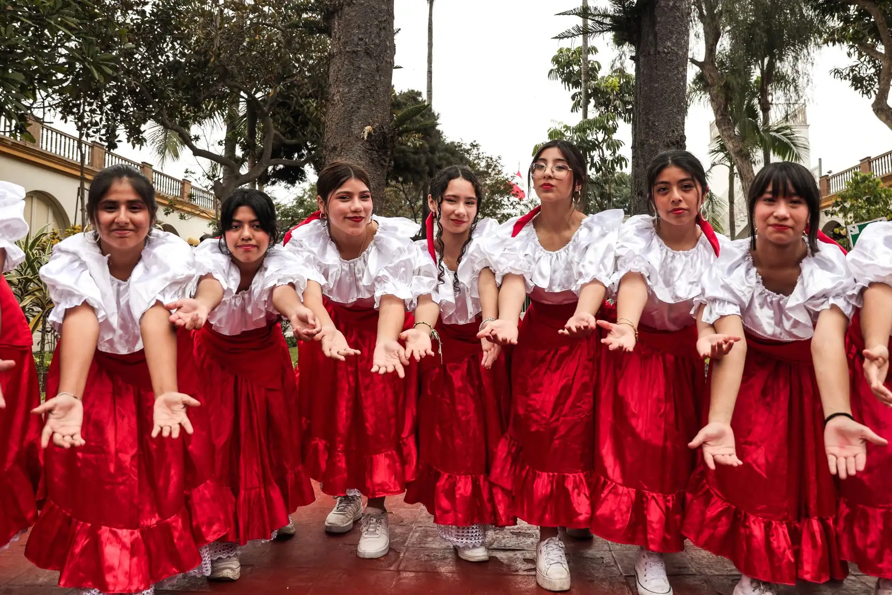Estudiantes dan la bienvenida a los Juegos Florales 2024 con un baile preparado con mucho esfuerzo y dedicación. 
Foto: ANDINA/ Connie Calderón