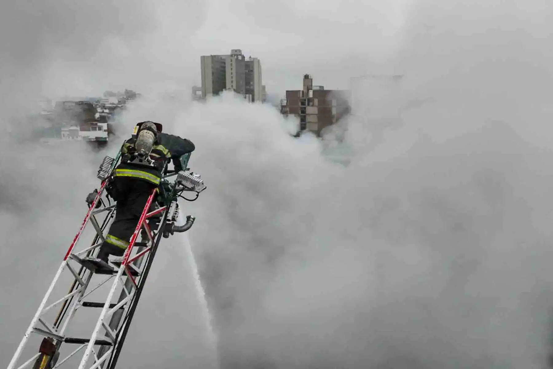 Esta mañana, un incendio de gran magnitud se ha desatado en un almacén de productos inflamables ubicado en la cuadra 5 del jirón Carhuaz, en el distrito de Breña. Foto: ANDINA/ Juan Carlos Guzmán