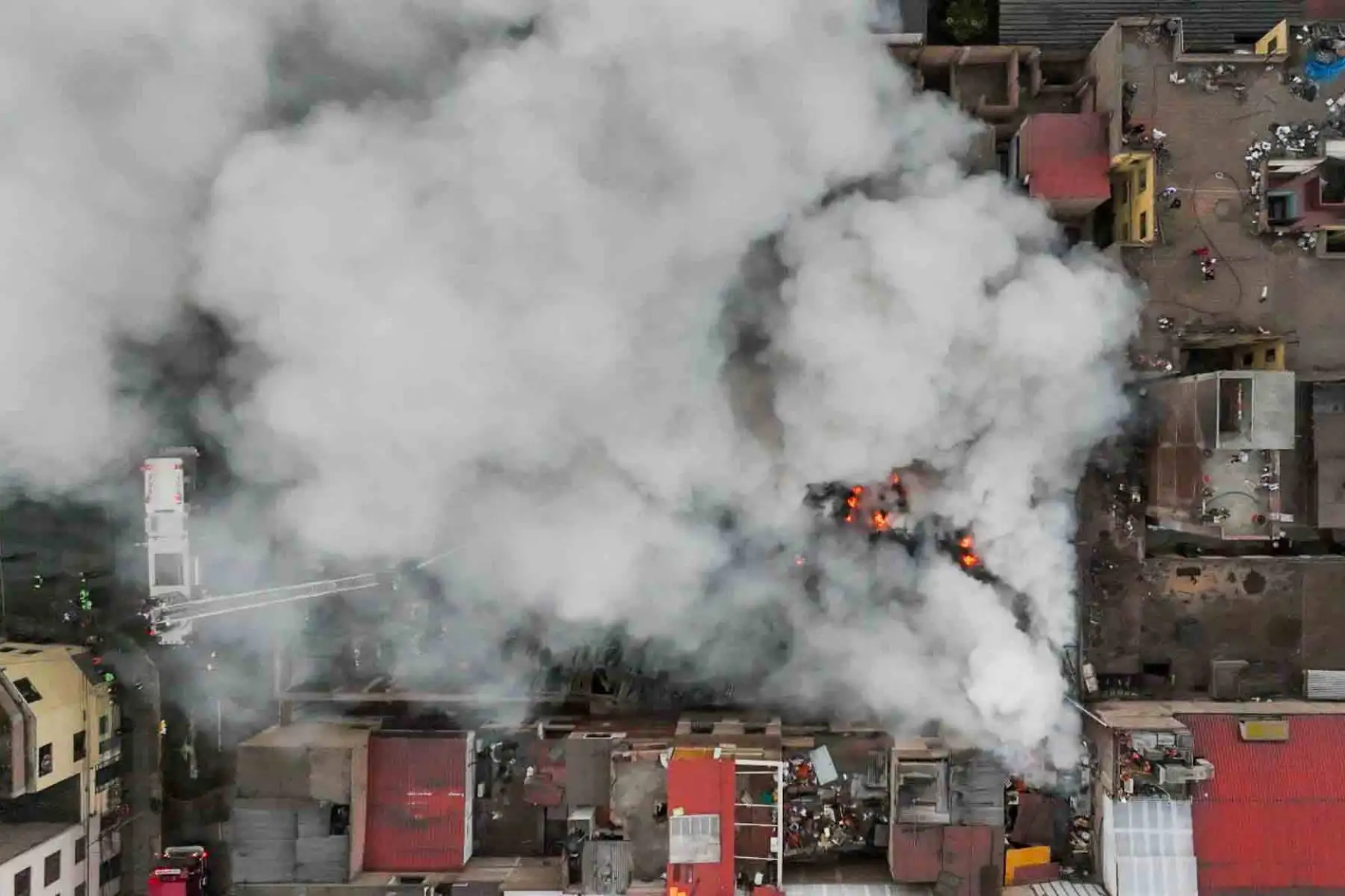 Al menos 20 unidades de bomberos han llegado al lugar para controlar el incendio, que amenaza con extenderse a las casas cercanas. Foto: ANDINA/ Juan Carlos Guzmán