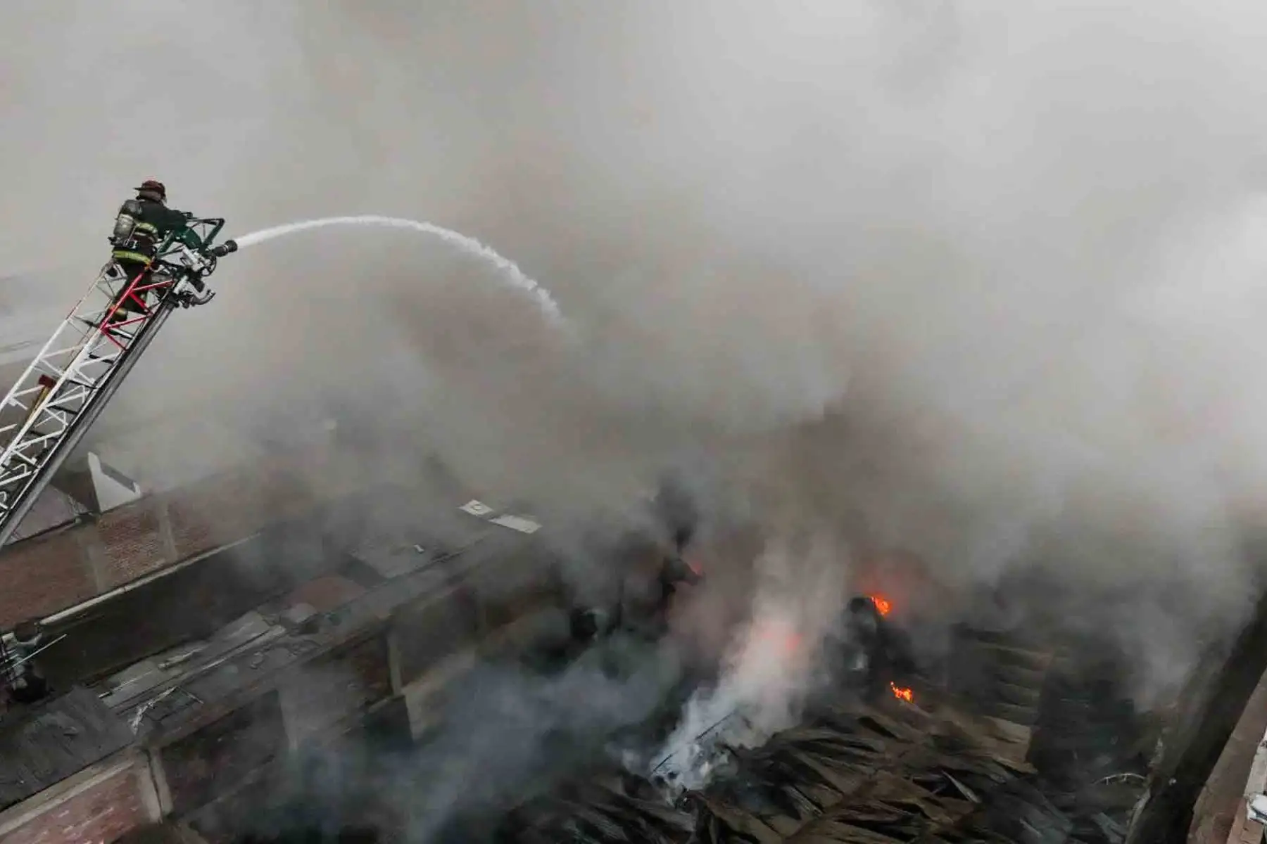 Al menos 20 unidades de bomberos han llegado al lugar para controlar el incendio, que amenaza con extenderse a las casas cercanas. Foto: ANDINA/ Juan Carlos Guzmán
