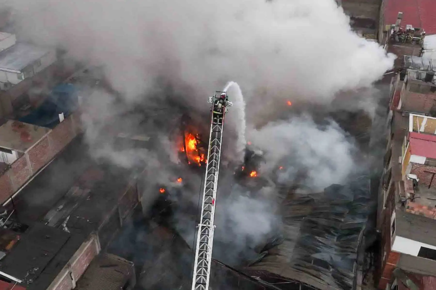 Al menos 20 unidades de bomberos han llegado al lugar para controlar el incendio, que amenaza con extenderse a las casas cercanas. Foto: ANDINA/ Juan Carlos Guzmán