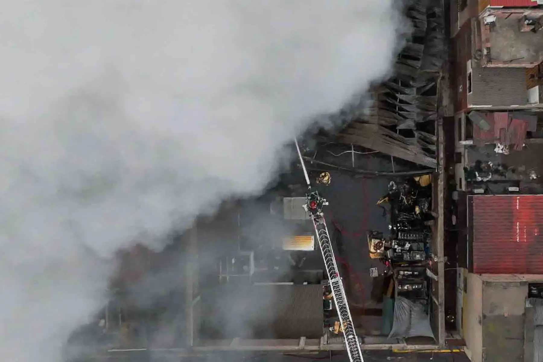 Según los testigos, el incendio habría comenzado alrededor de las 4:30 a.m. en un almacén con productos inflamables, obligando a los vecinos a evacuar rápidamente para ponerse a salvo. Foto: ANDINA/ Juan Carlos Guzmán